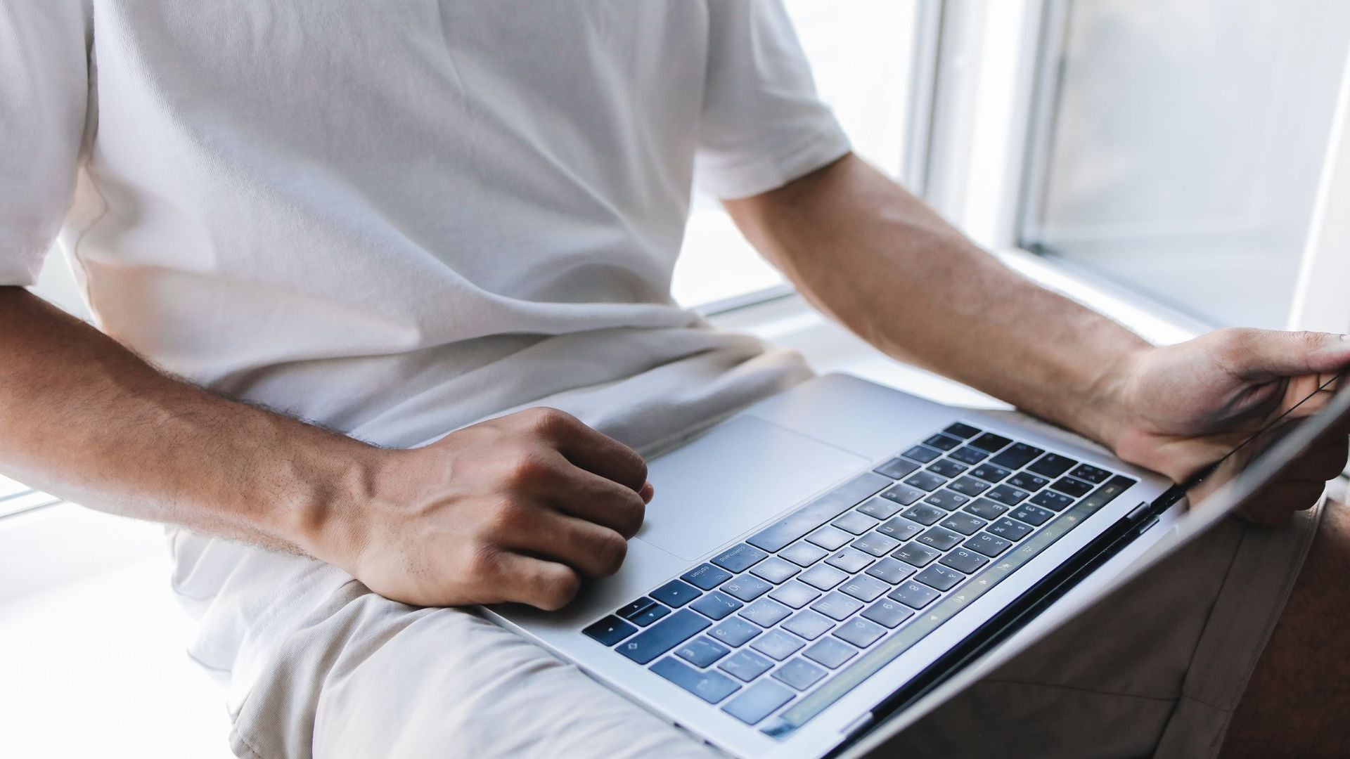 Un hombre trabajando en un computador portátil - Foto de referencia: Pexels