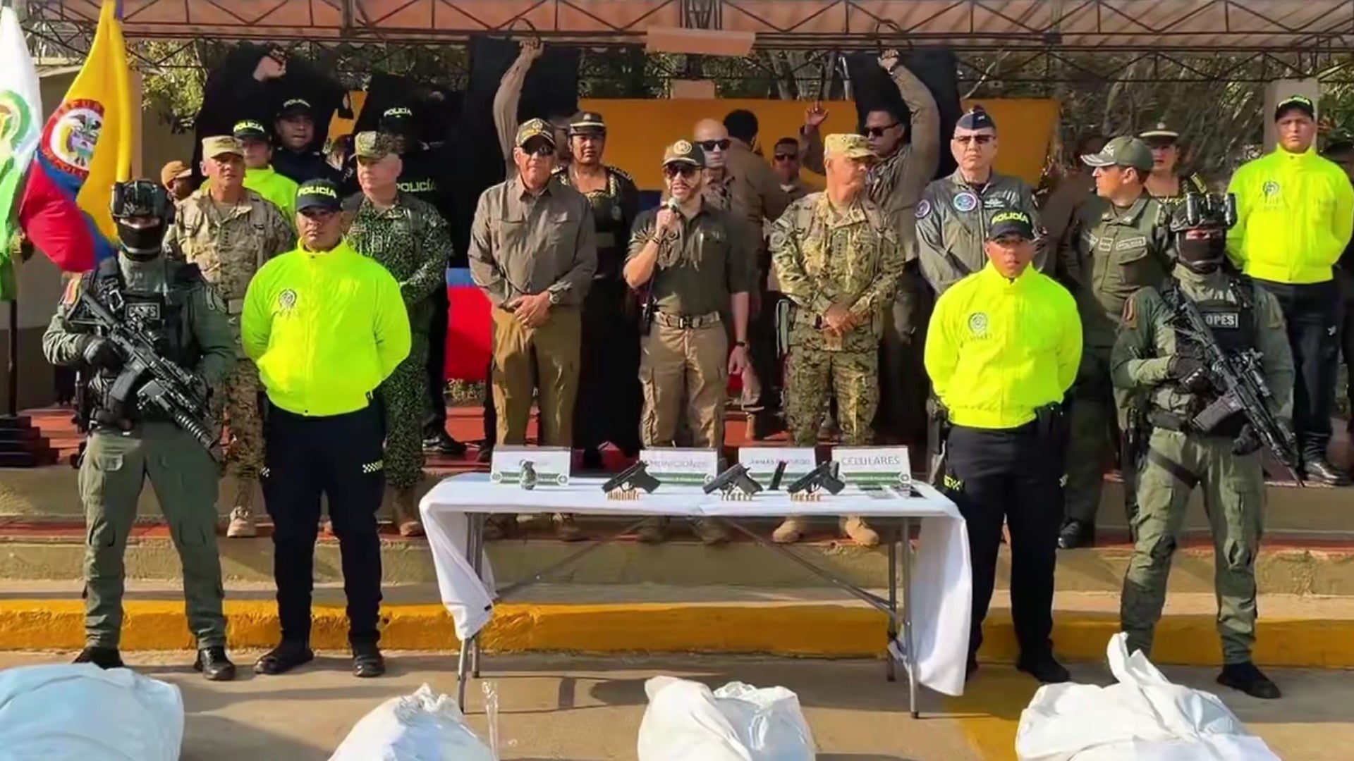 El presidente Abelardo de la Espriella da resultados de operativo en Colombia. (X de De la Espriella)
