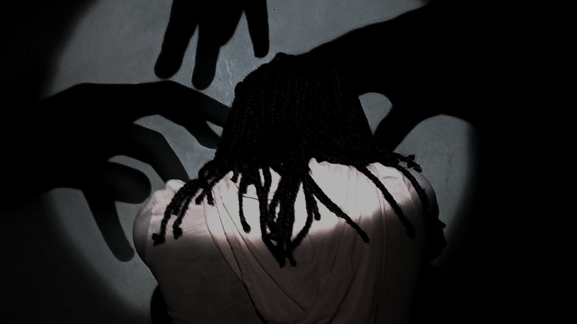 Proyección artística de una persona rodeada de sombras en interiores - Foto de referencia: Pexels