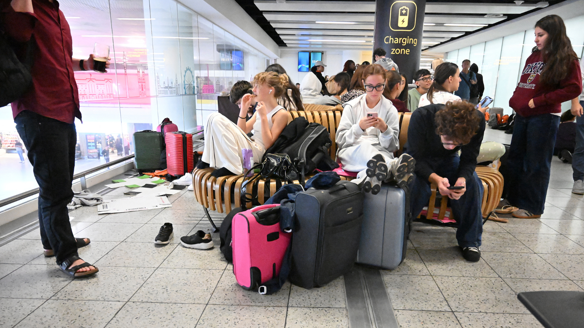 Caos en Reino Unido: más de 1.500 vuelos cancelados tras falla masiva en sistema aéreo - AFP