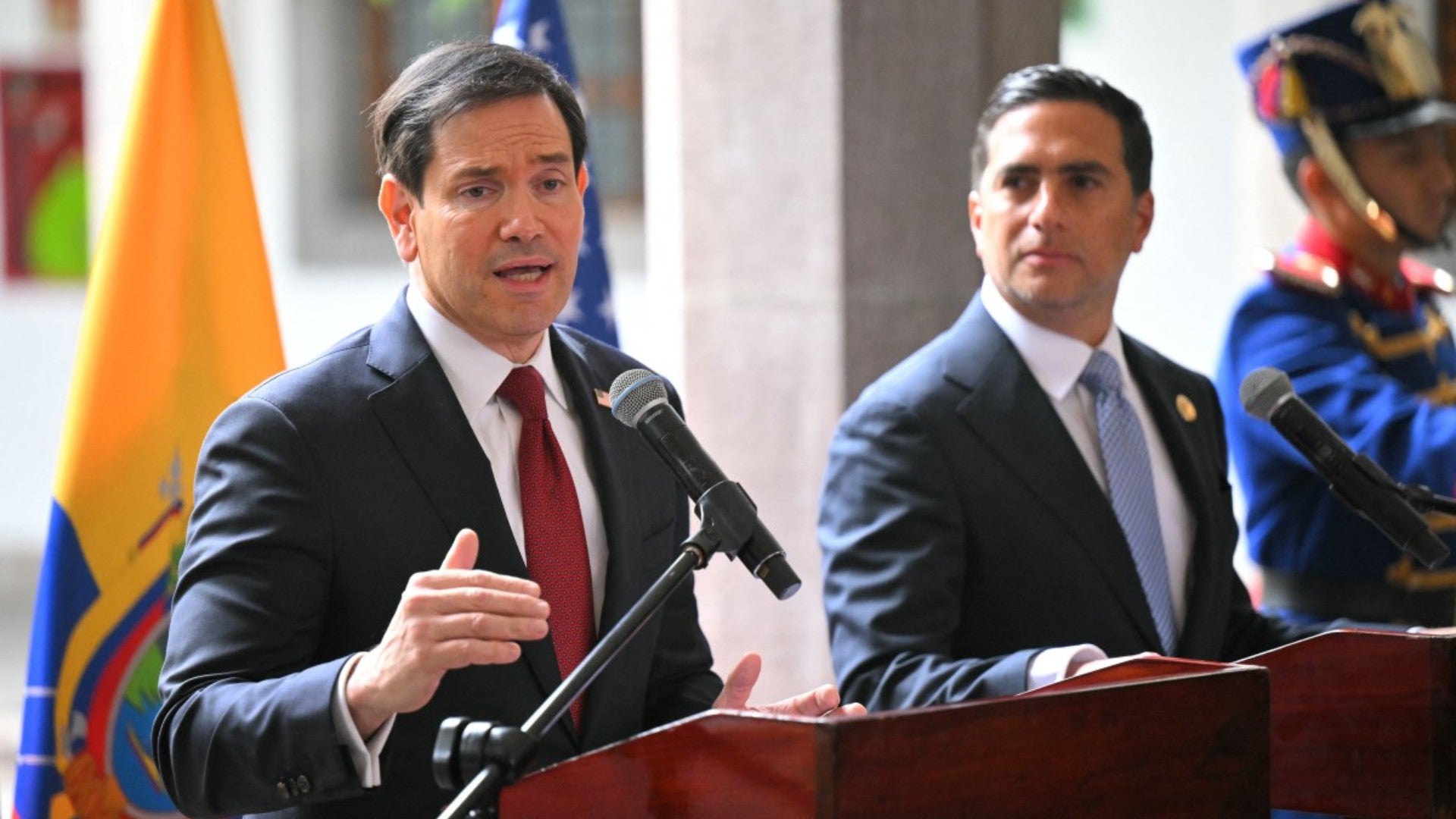 Secretario de Estado Marco Rubio junto al canciller de Ecuador, Roberto Kury. (AFP)