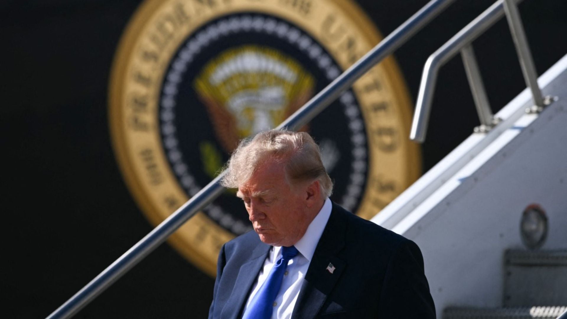 Donald Trump baja de su avión presidencial - Foto: EFE