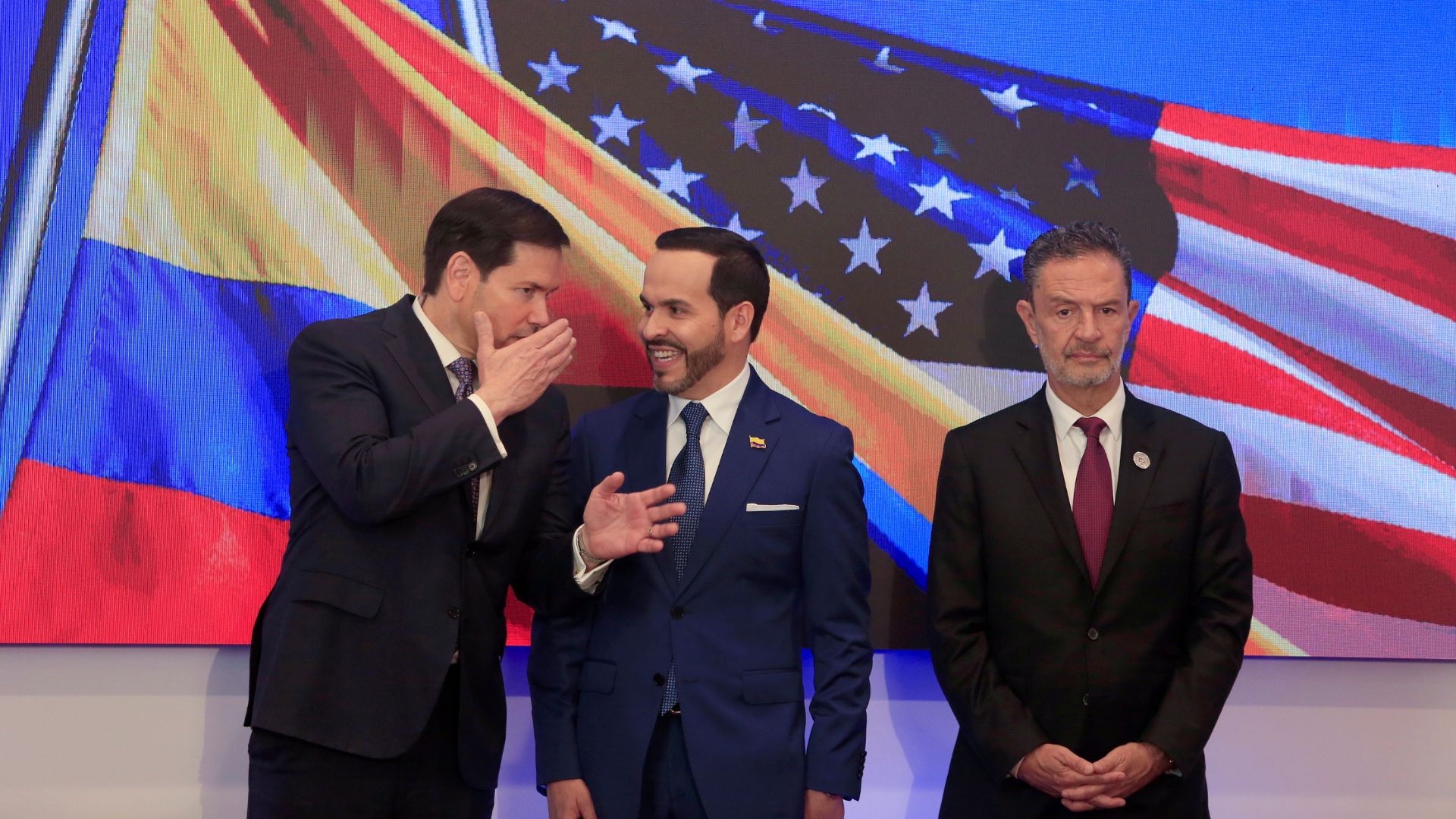 El presidente de Colombia, Abelardo de la Espriella (c), habla con el secretario de Estado de EE.UU., Marco Rubio (i), junto al ministro de Exteriores de Colombia, Omar Bula Escobar-Foto: EFE