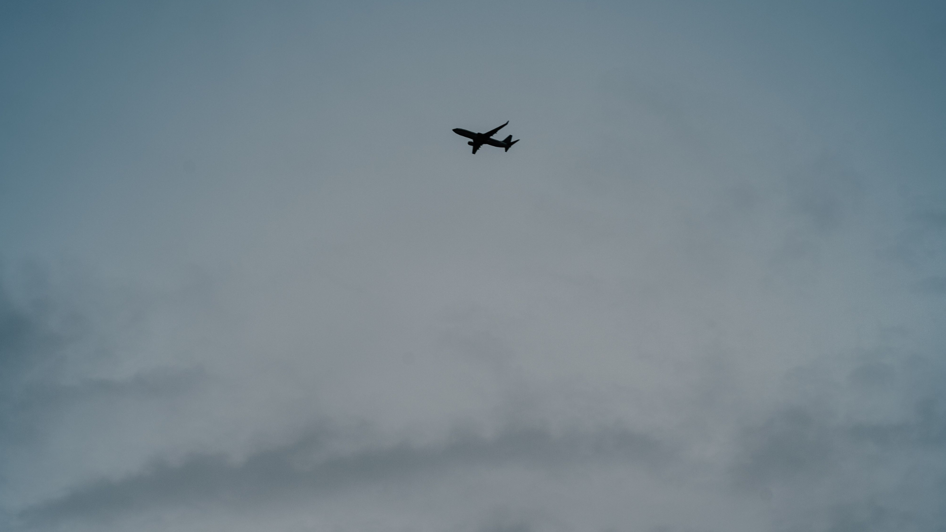 Avión solitario volando - Foto de referencia: pexels