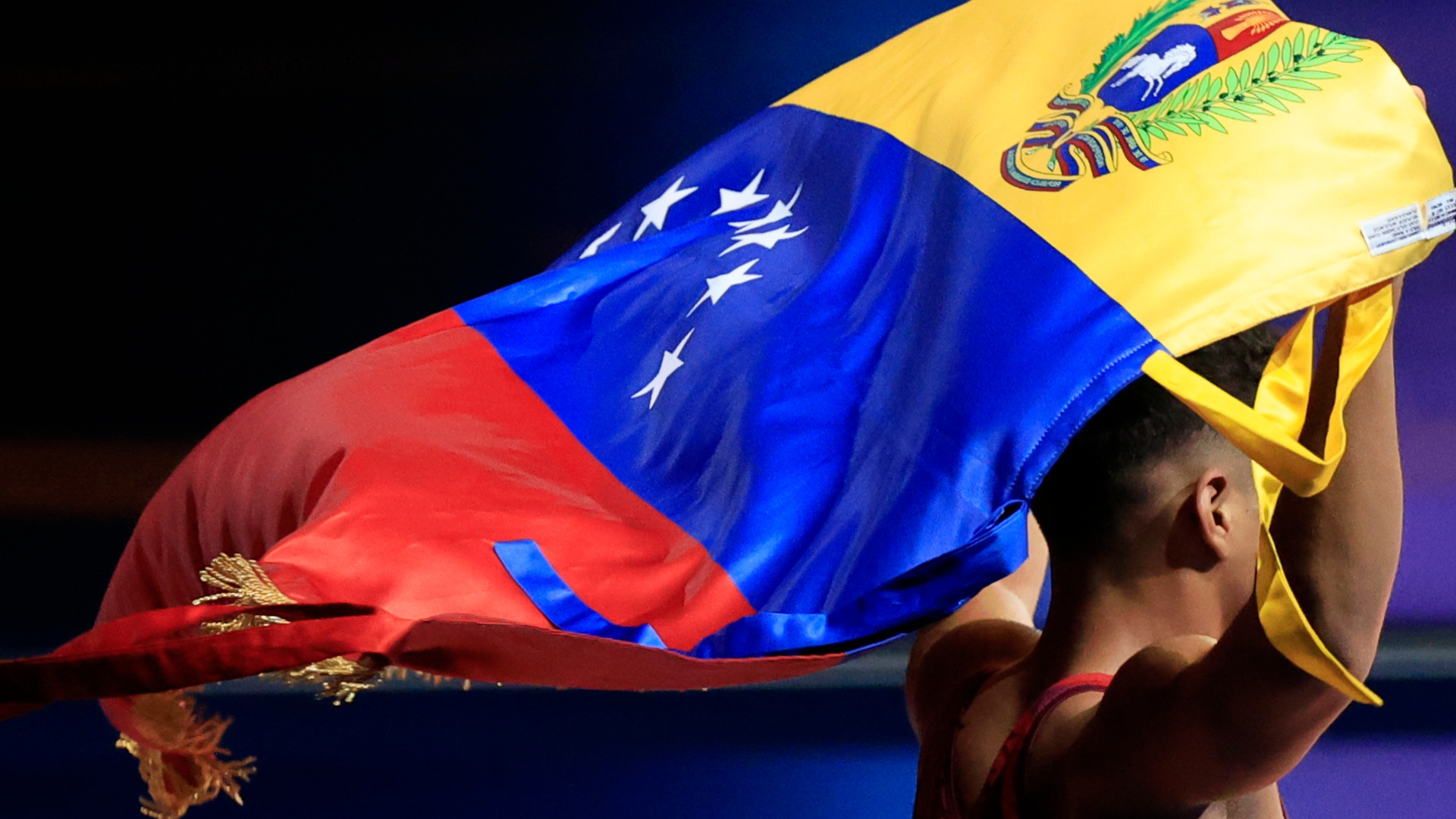 Atleta venezolano levantando la bandera de su país - Foto de referencia: EFE
