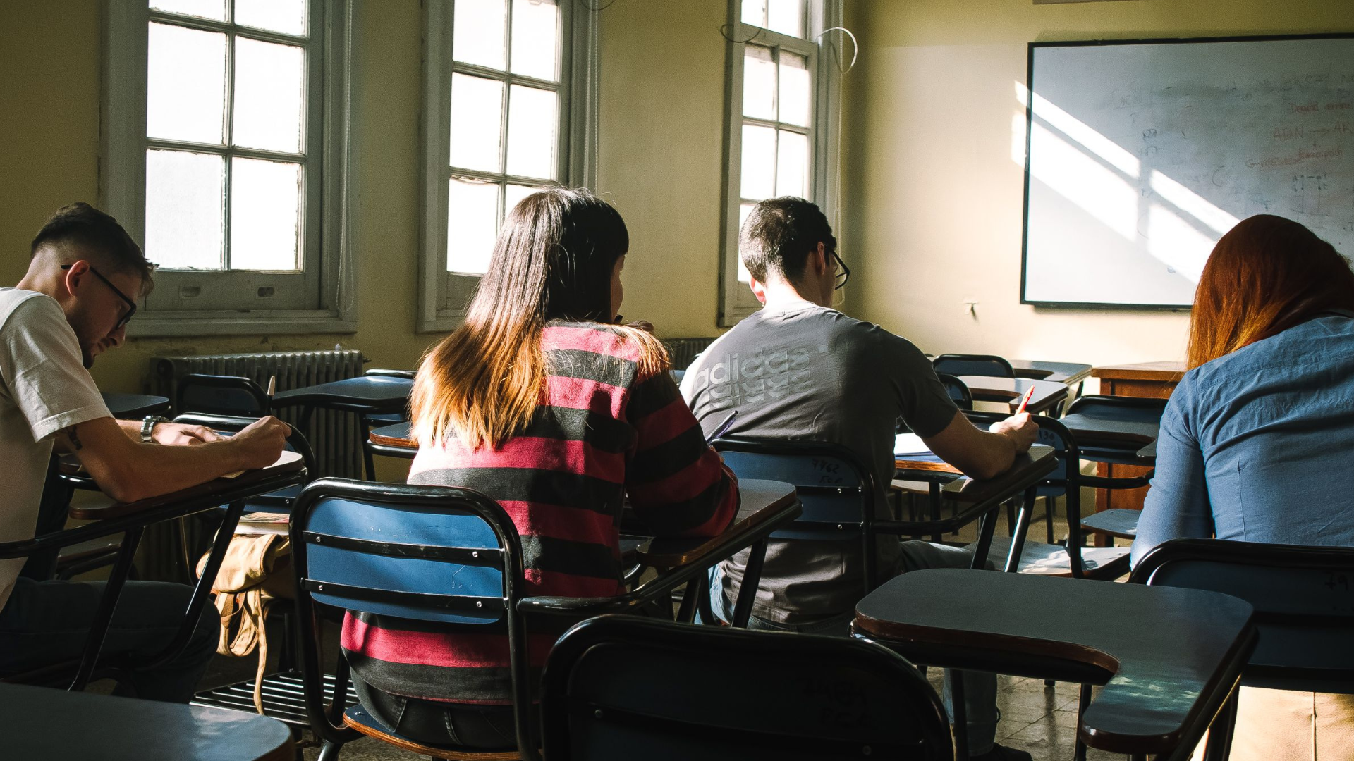 Un grupo de estudiantes universitarios en un aula - Foto de referencia: Pexels