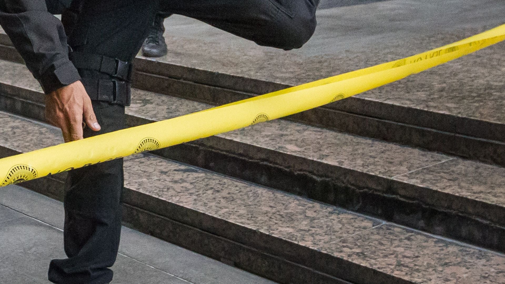 Funcionario policial trabaja en el levantamiento de un cuerpo en Venezuela - Foto de referencia: EFE