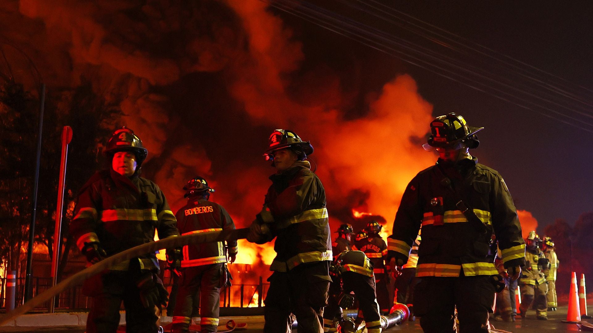 Bomberos intentan controlar un incendio en Chile - Foto de referencia: EFE