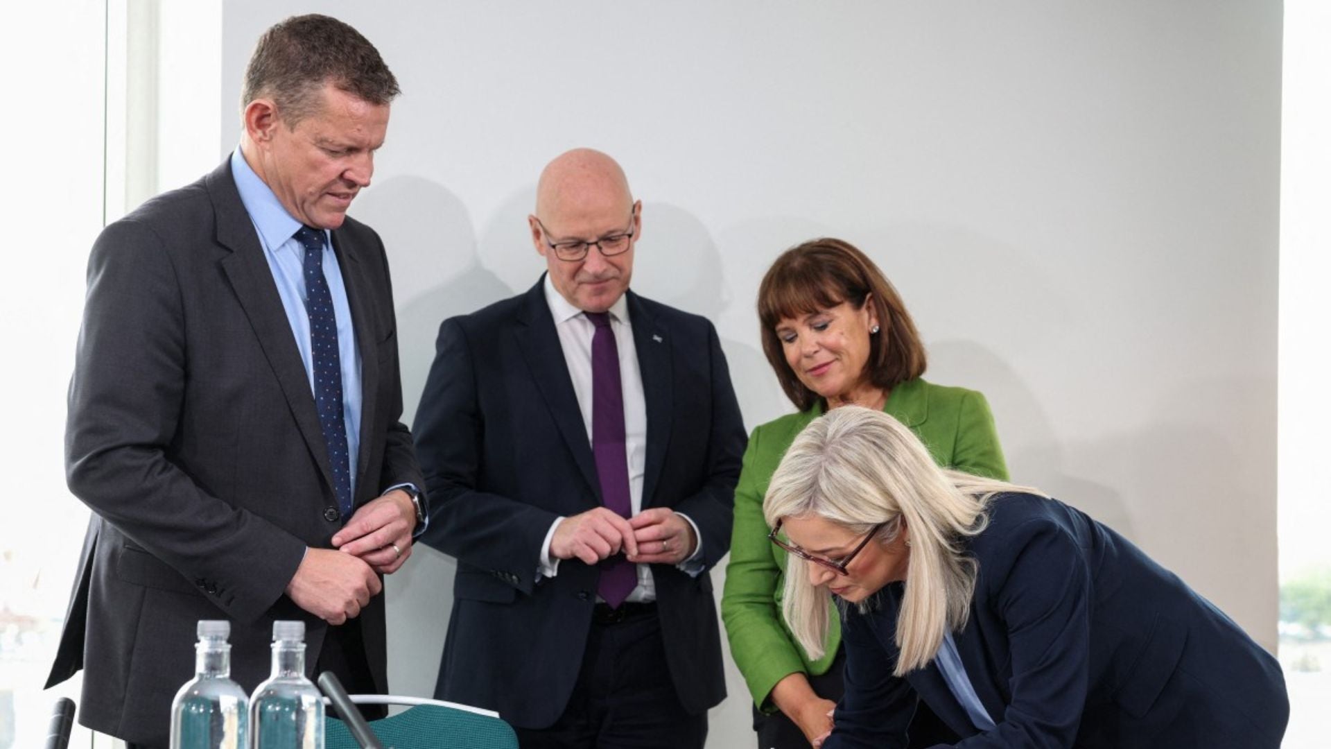 Firma de un memorando de entendimiento durante una reunión celebrada en Cardiff - Foto: EFE