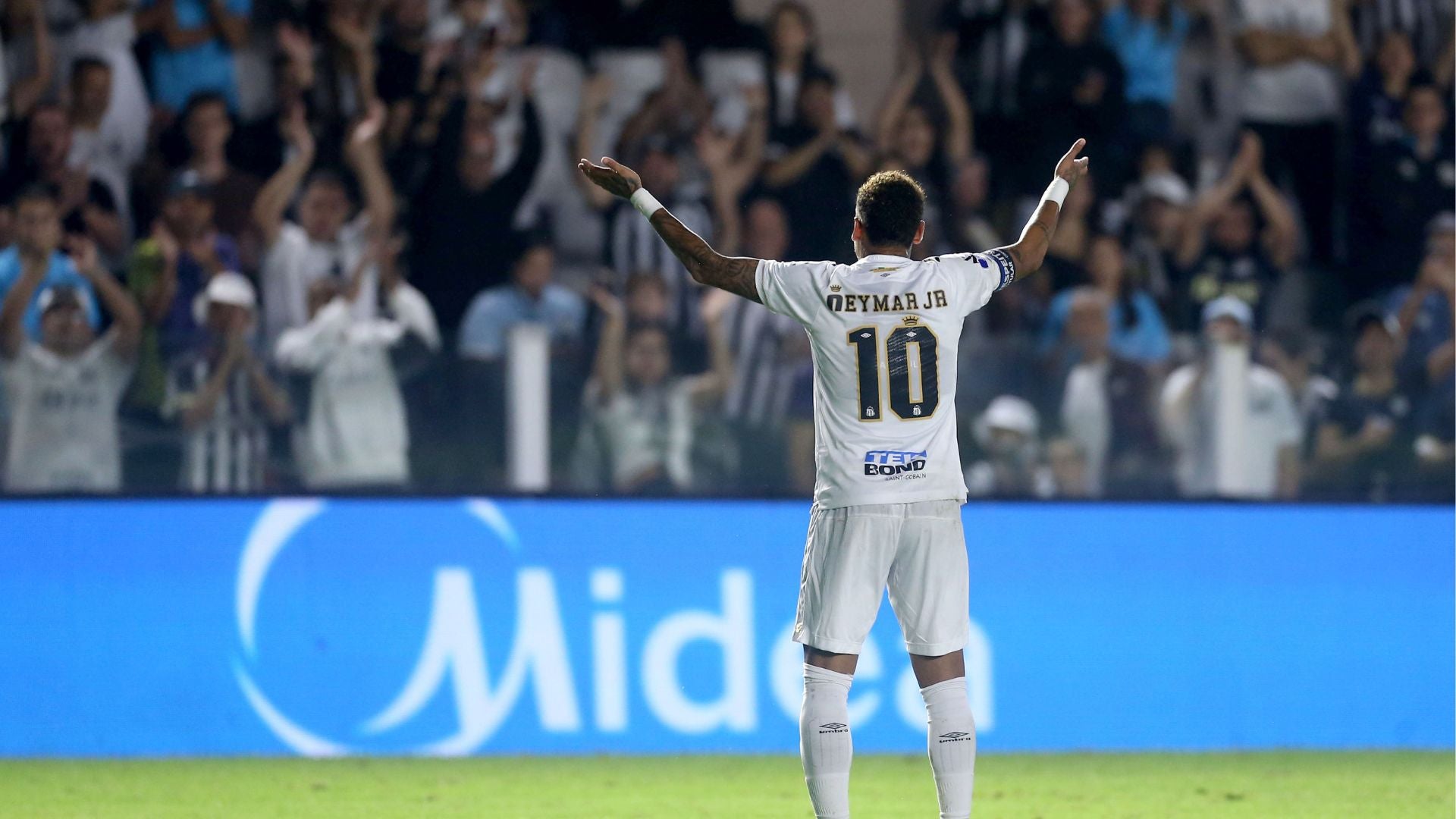 Neymar de Santos anima a los aficionados-Foto: EFE
