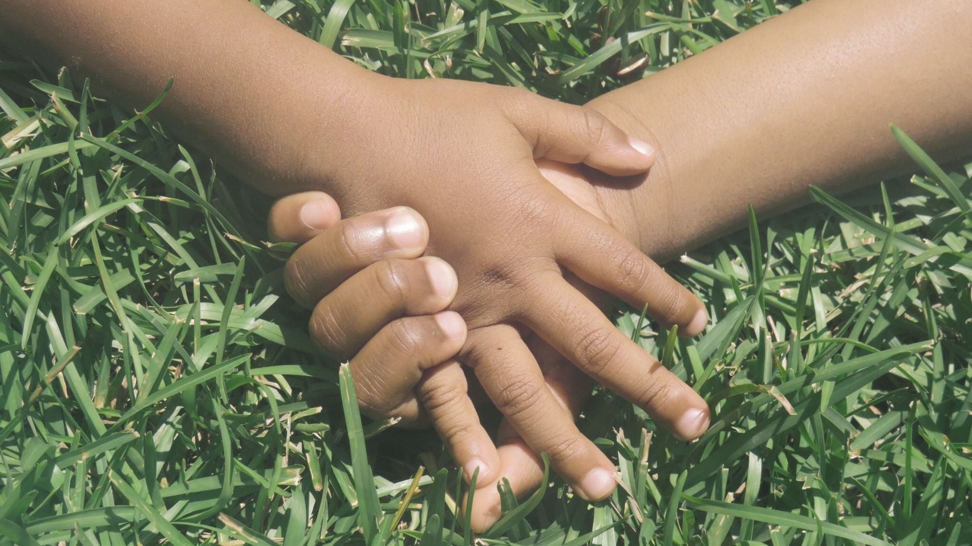 Dos niños apretando sus manos - Foto de referencia: Pexels