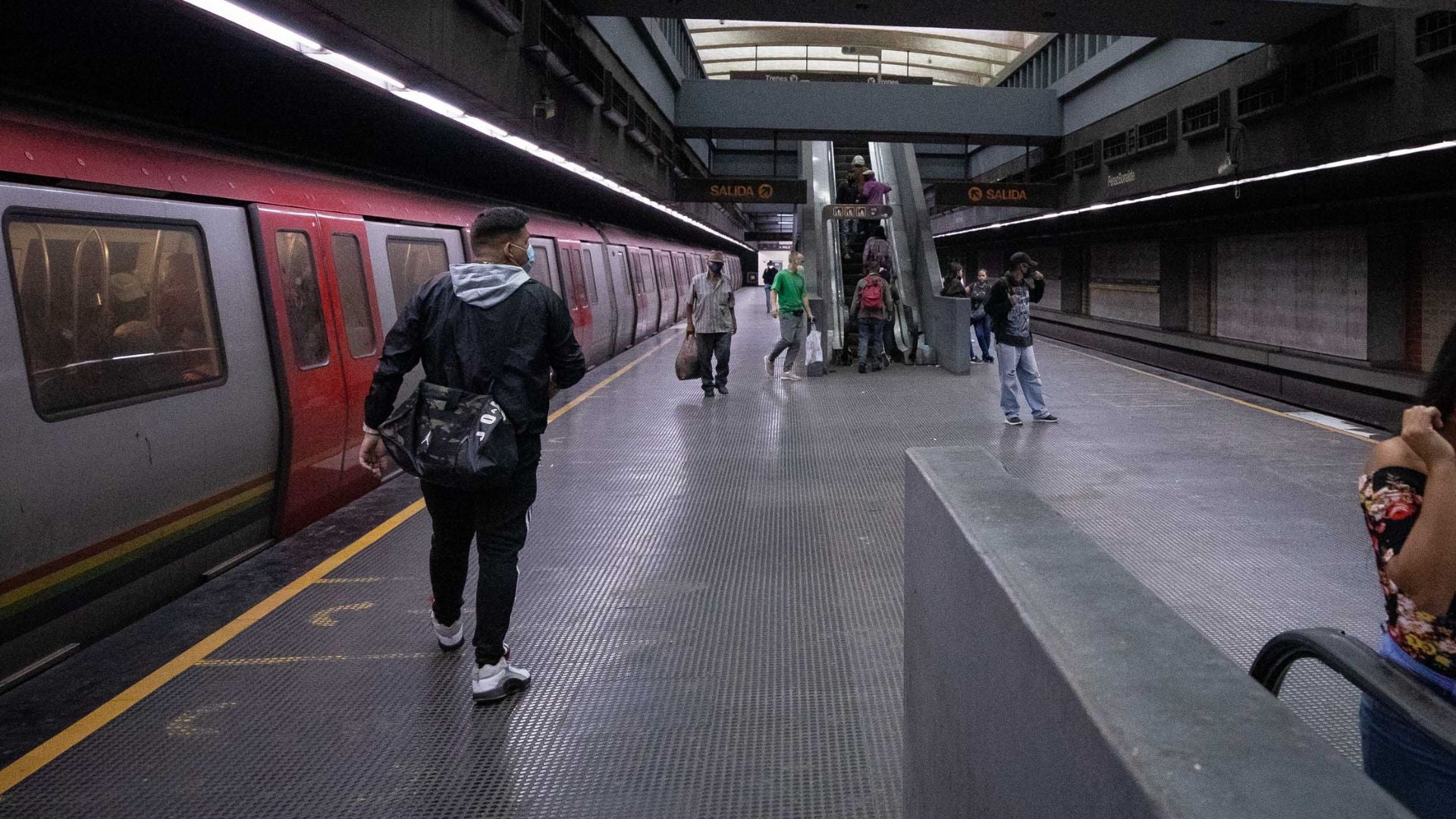 Personas caminan en una estación del Metro de Caracas - Foto de referencia: EFE