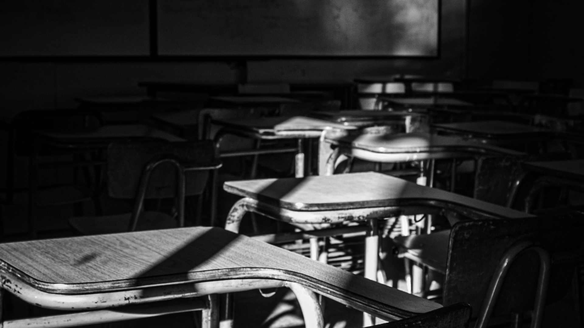 Pupitres en un salón de clases - Foto de referencia: Pexels