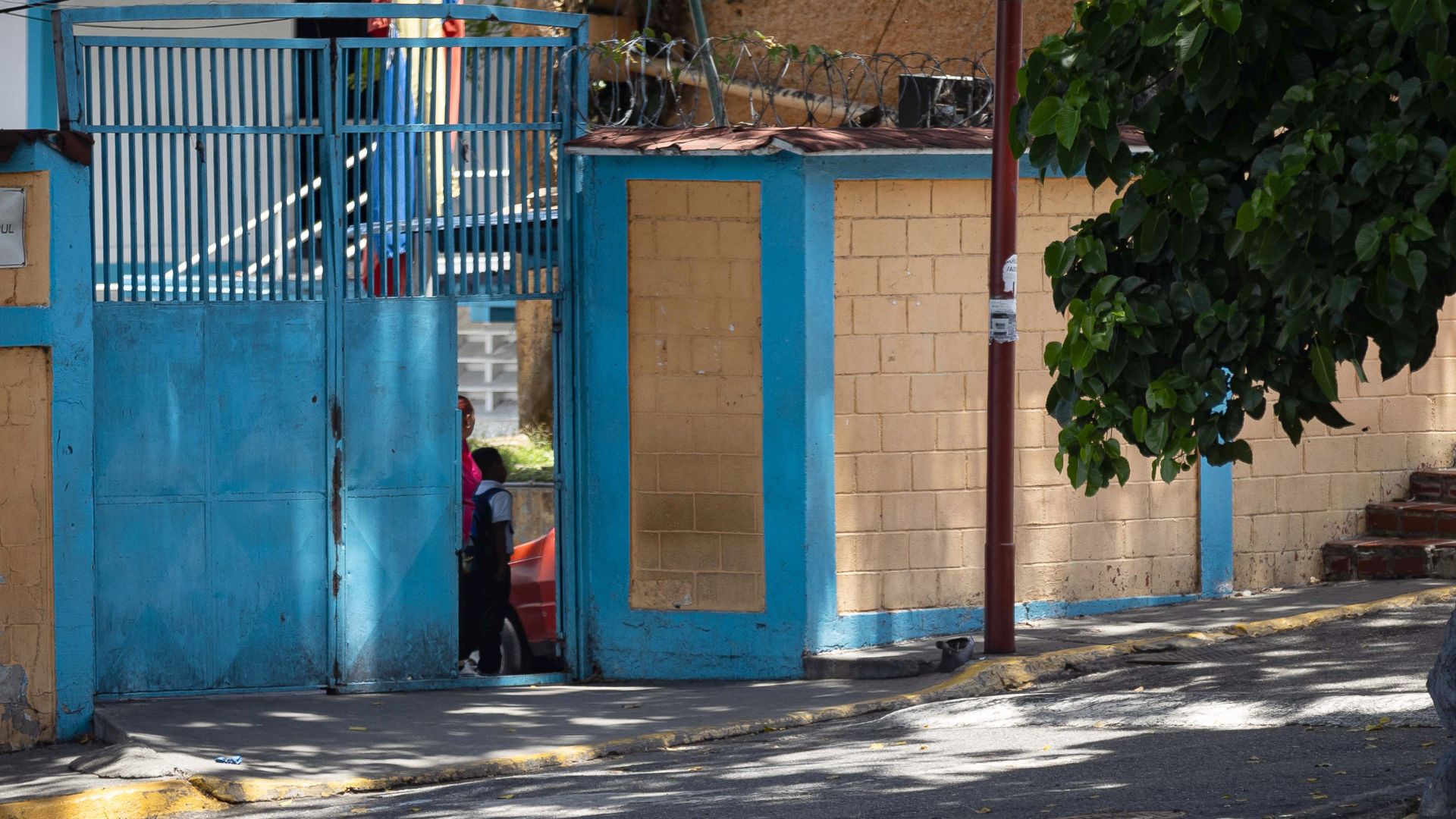 Fotografía que muestra la entrada de un colegio en Venezuela - Foto: EFE