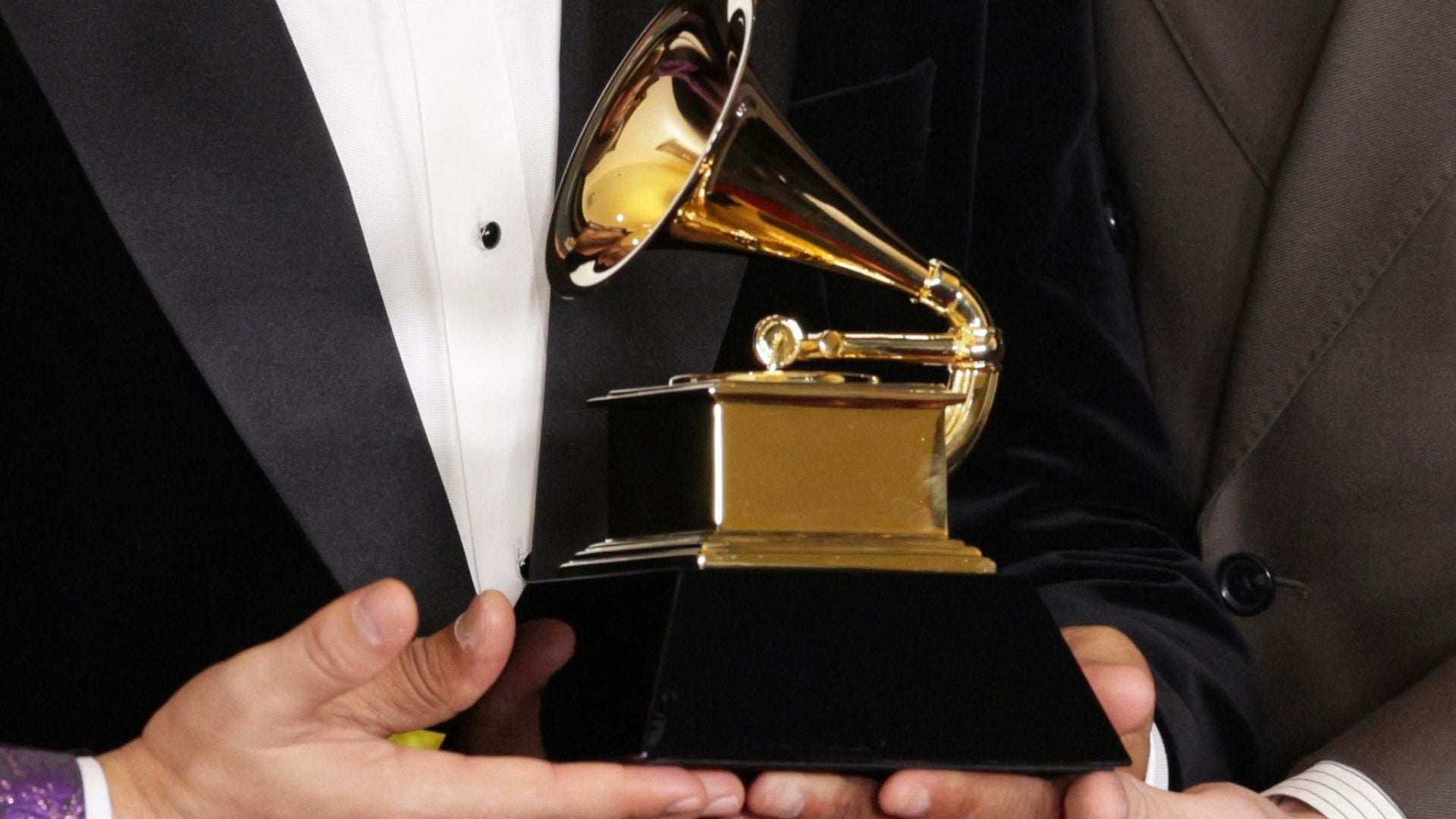 El premio se llama oficialmente Premio Grammy y la estatuilla tiene forma de un gramófono bañado en o