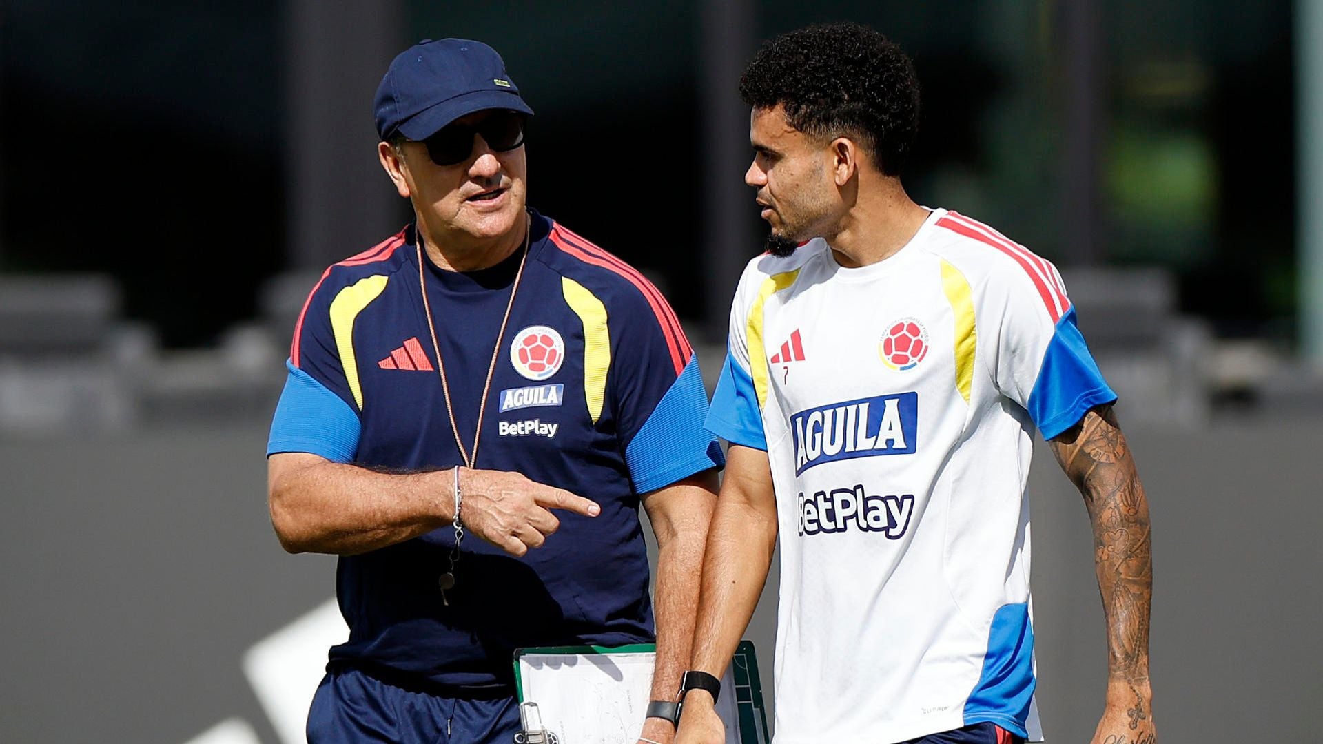 Néstor Lorenzo junto a Luis Díaz - Foto: EFE