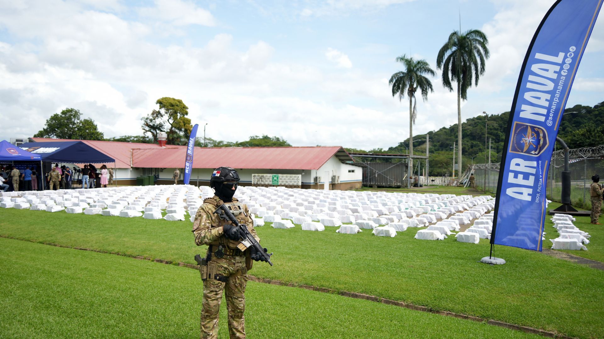 Servicio Aeronaval de Panamá custodia paquetes de cocaína incautados-Foto: EFE