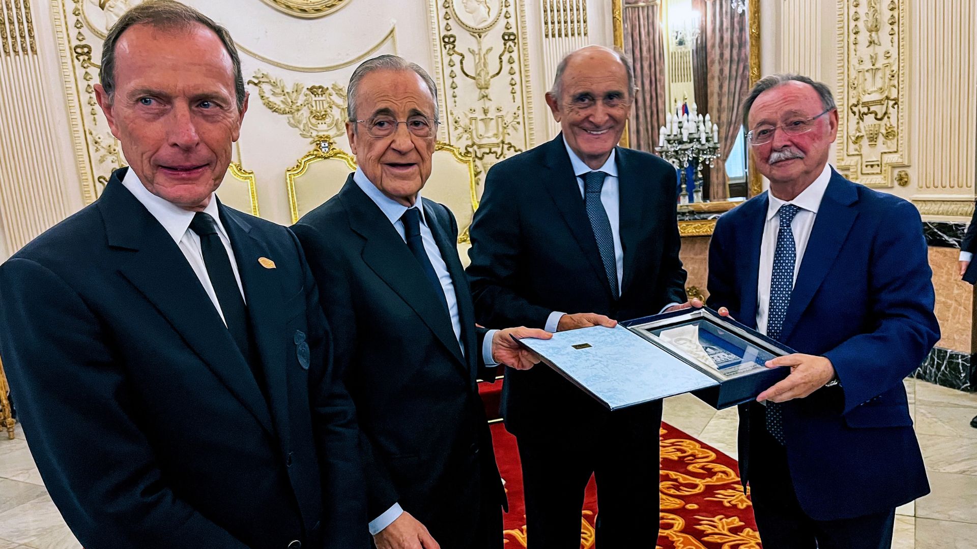 El presidente de la Ciudad Autónoma de Ceuta, Juan Jesús Vivas recibe un obsequio de manos del presidente del Real Madrid-Foto: EFE