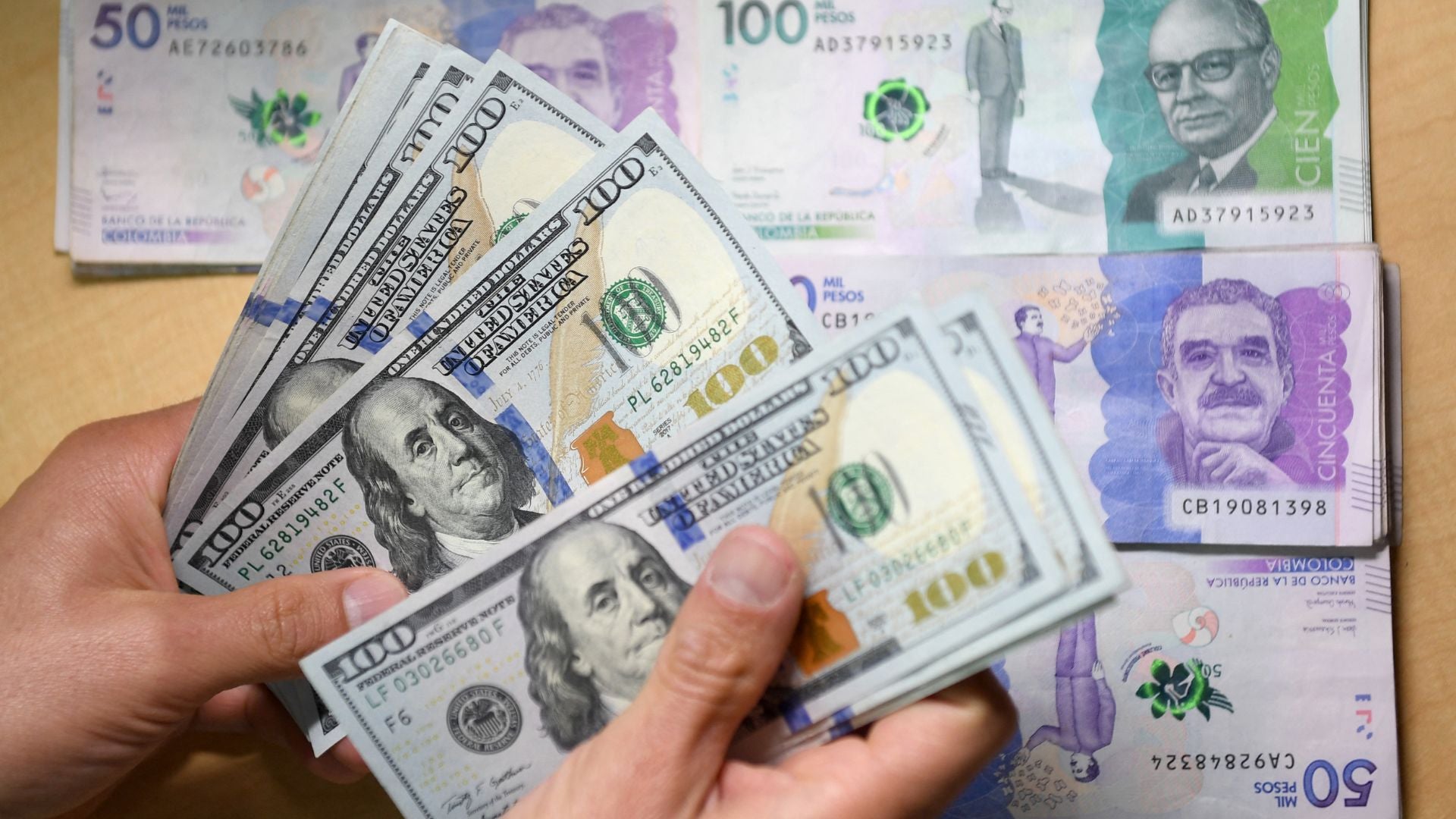 Dólares y billetes colombianos-Foto: AFP