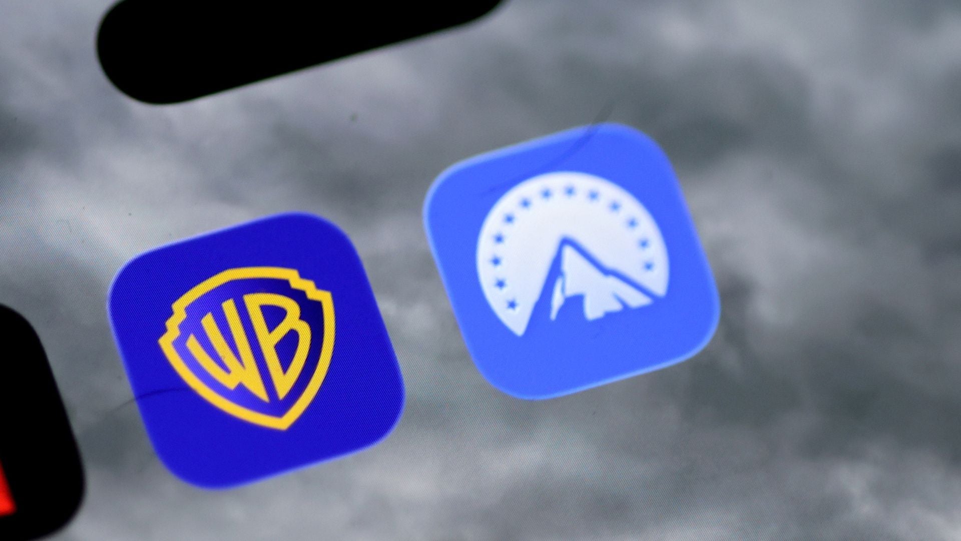 Logos de Warner Bros. y Paramount - Foto: EFE