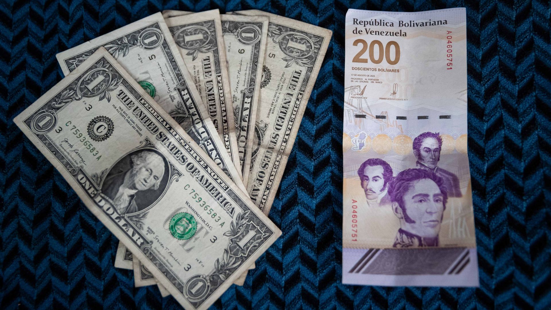 Billetes: dólares y bolívares - Foto de referencia: EFE