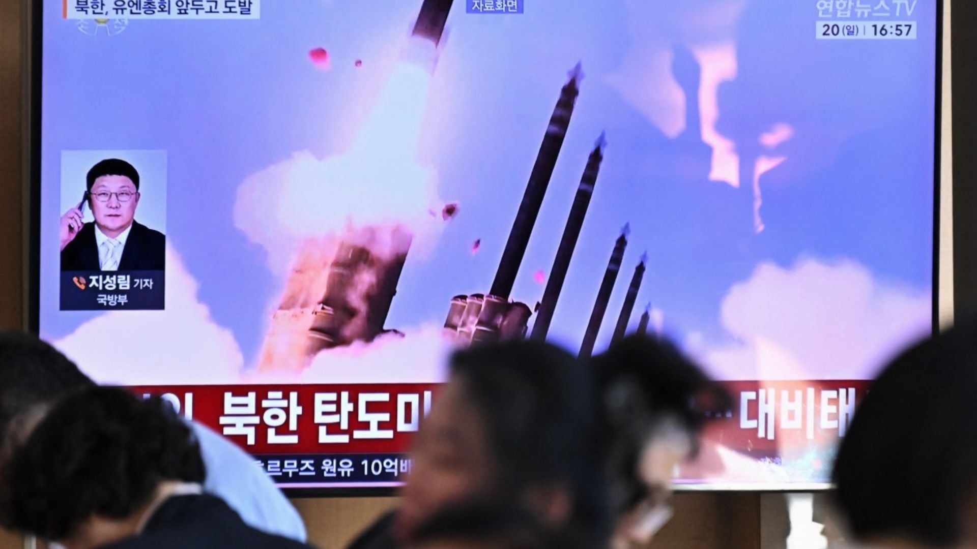 Televisión de Corea del Sur informa sobre misiles lanzados por Corea del Norte - Foto: AFP