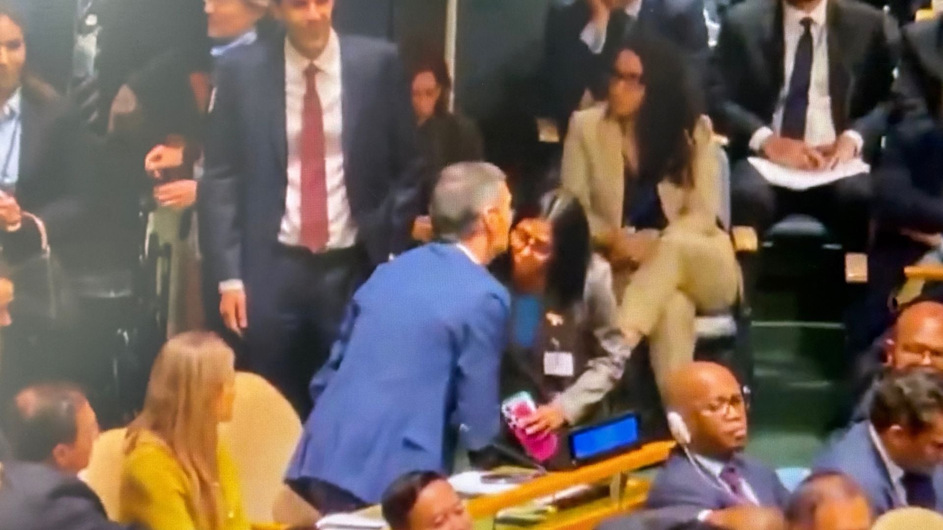 Así quedó registrado el recorrido de Delcy Rodríguez por la Asamblea General de la ONU para saludar de beso a Pedro Sánchez