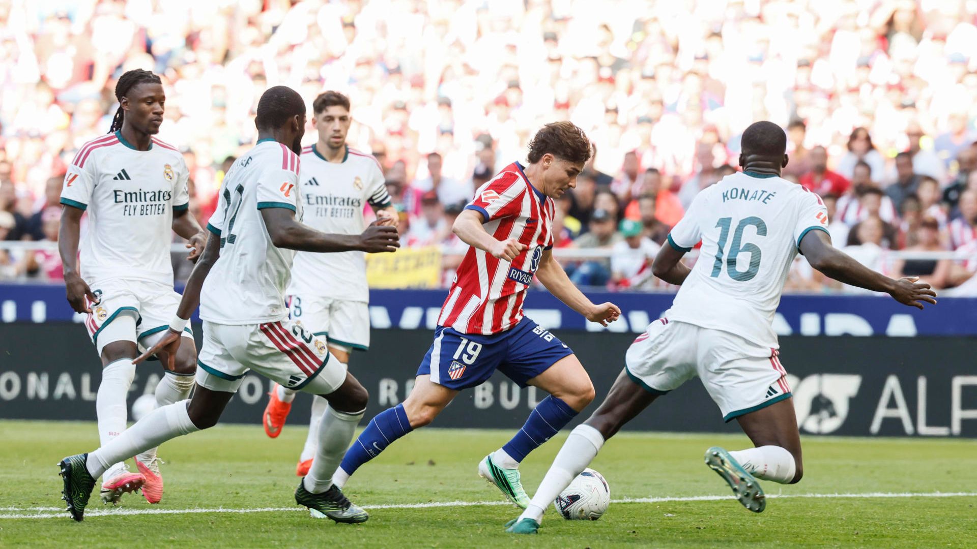 Clásico de LaLiga entre Altético de Madrid y Real Madrid - Foto: EFE