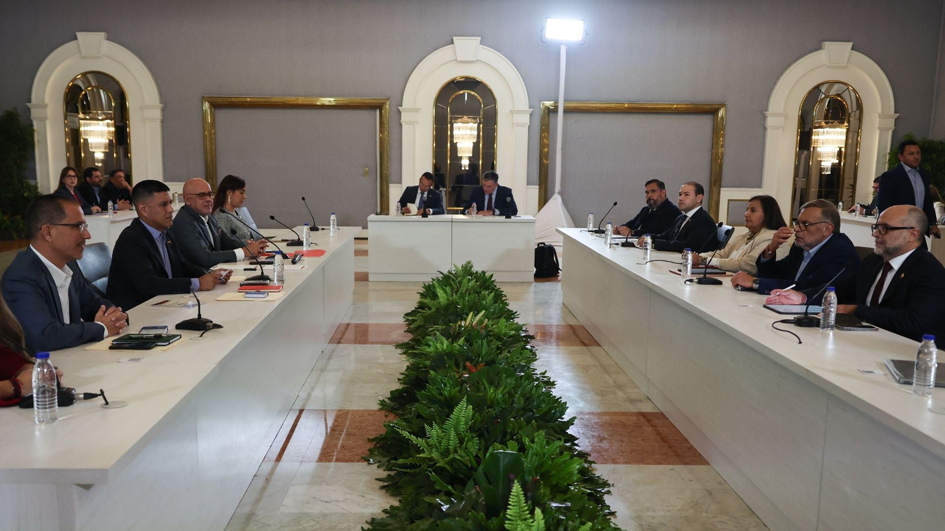 Mesa de diálogo entre el régimen venezolano y la AN 2015 - Foto: EFE