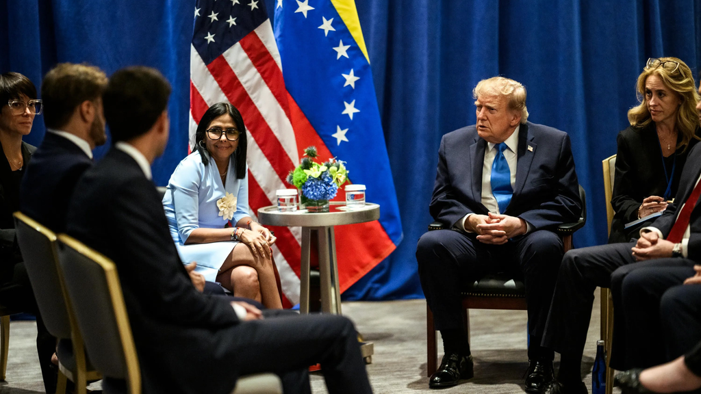 Una de las imágenes que dejó el encuentro entre Delcy RodrÍguez y Donald Trump- EFE Una de las imágenes que dejó el encuentro entre Delcy RodrÍguez y Donald Trump- EFE