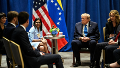Una de las imágenes que dejó el encuentro entre Delcy RodrÍguez y Donald Trump- EFE