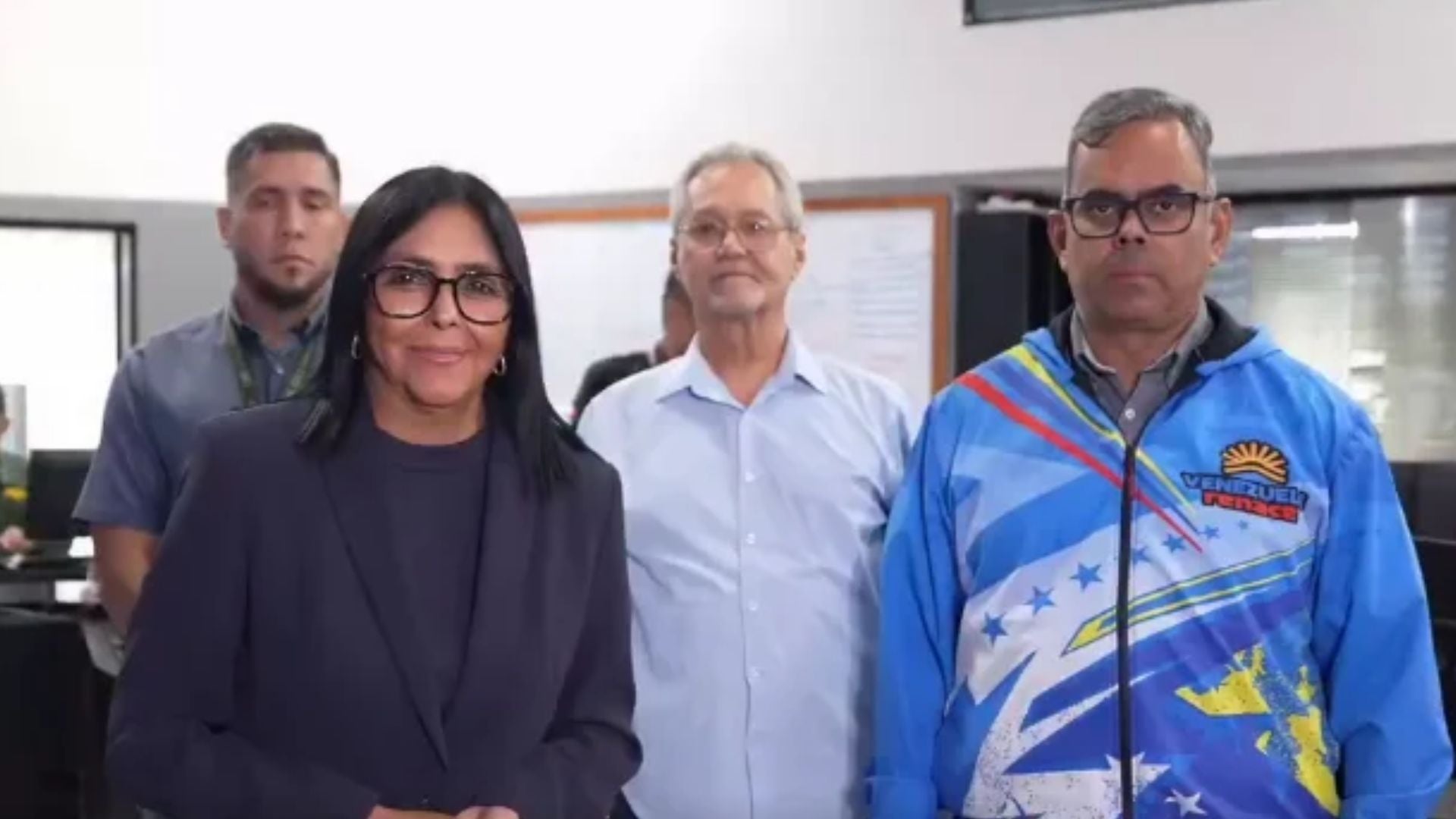 Delcy Rodríguez, jefe encargada del régimen venezolano, junto a colaboradores del chavismo - Foto: X