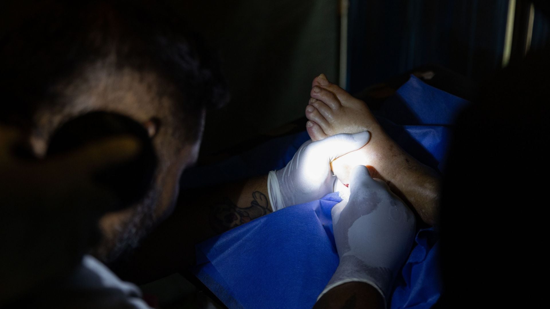 Doctor atiende a un paciente en un hospital improvisado en Venezuela - Foto de referencia: EFE