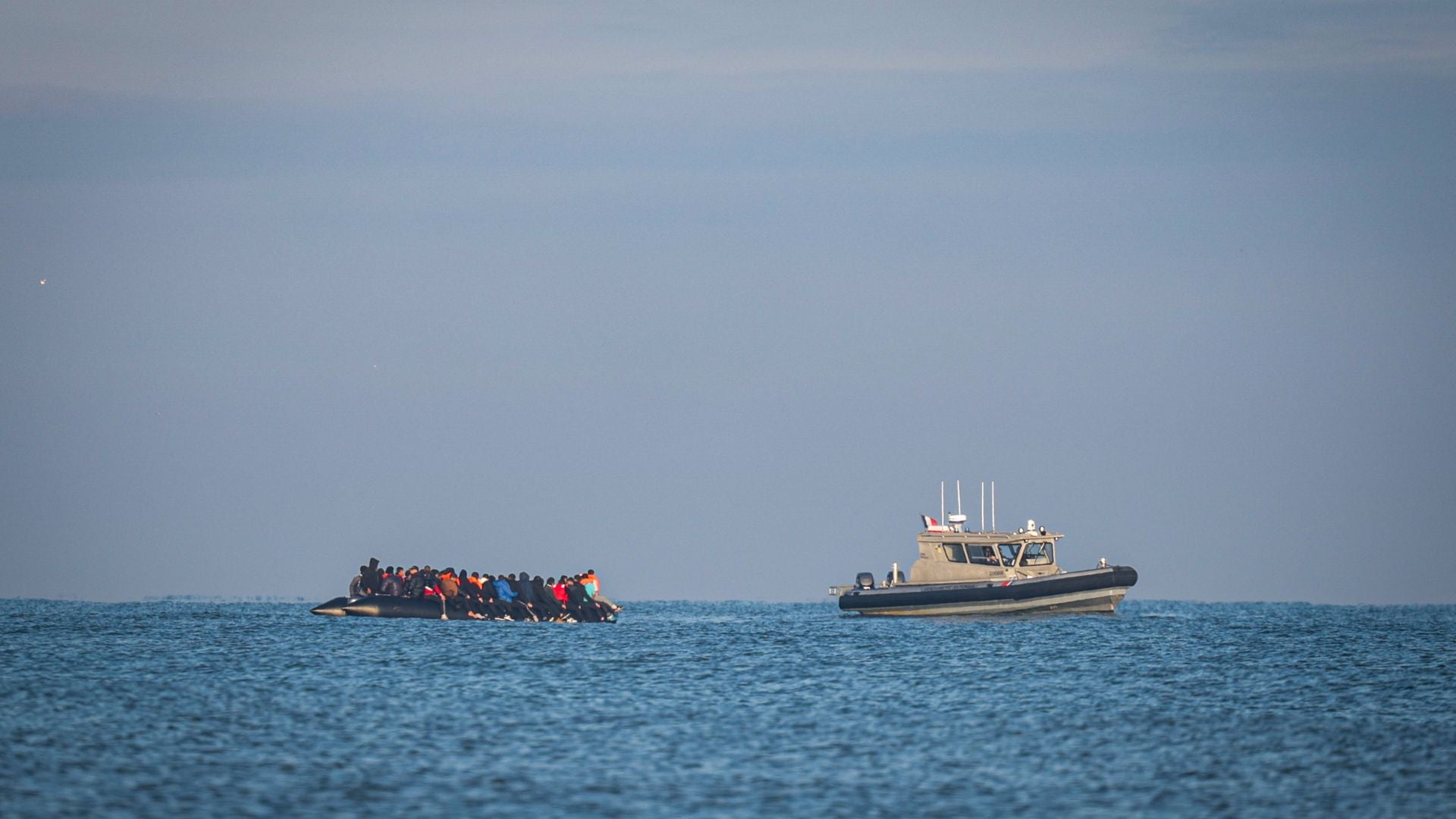 Mueren tres migrantes al intentar cruzar el canal de la Mancha hacia el Reino Unido - EFE