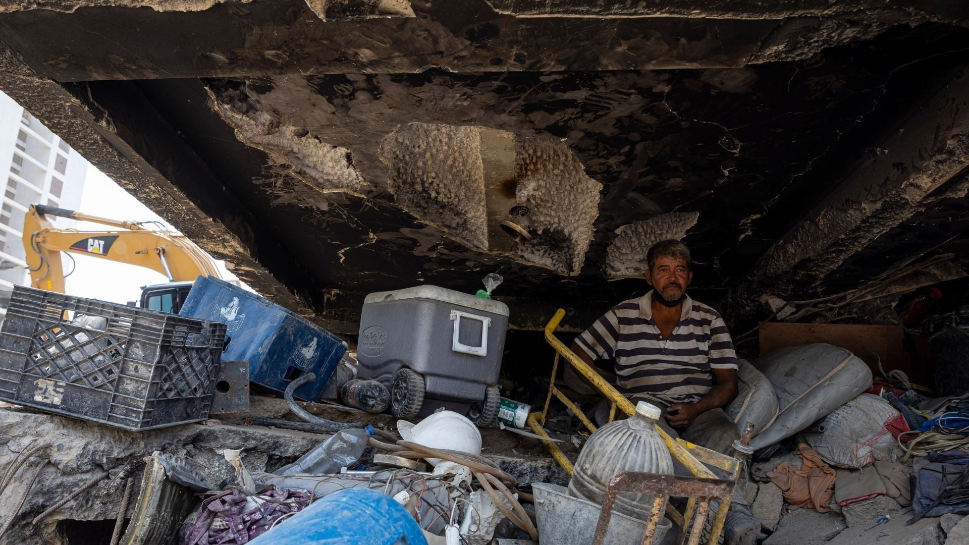 Una persona espera bajo los escombros en un edificio afectado por el doble terremoto del 24 de junio, en Caraballeda, La Guaira (Venezuela) - Foto: EFE