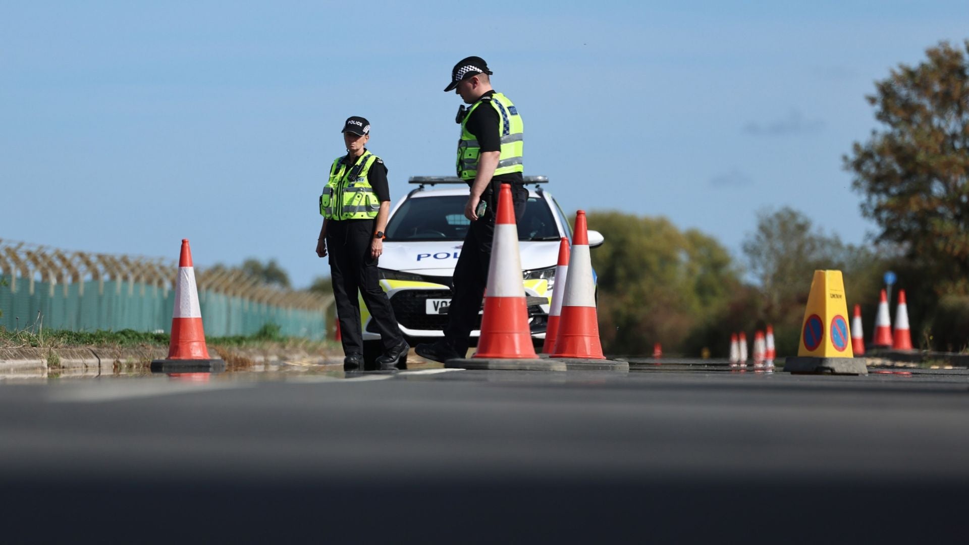 Policía británica en base de EE. UU. en Fairford, Reino Unido - Foto: EFE