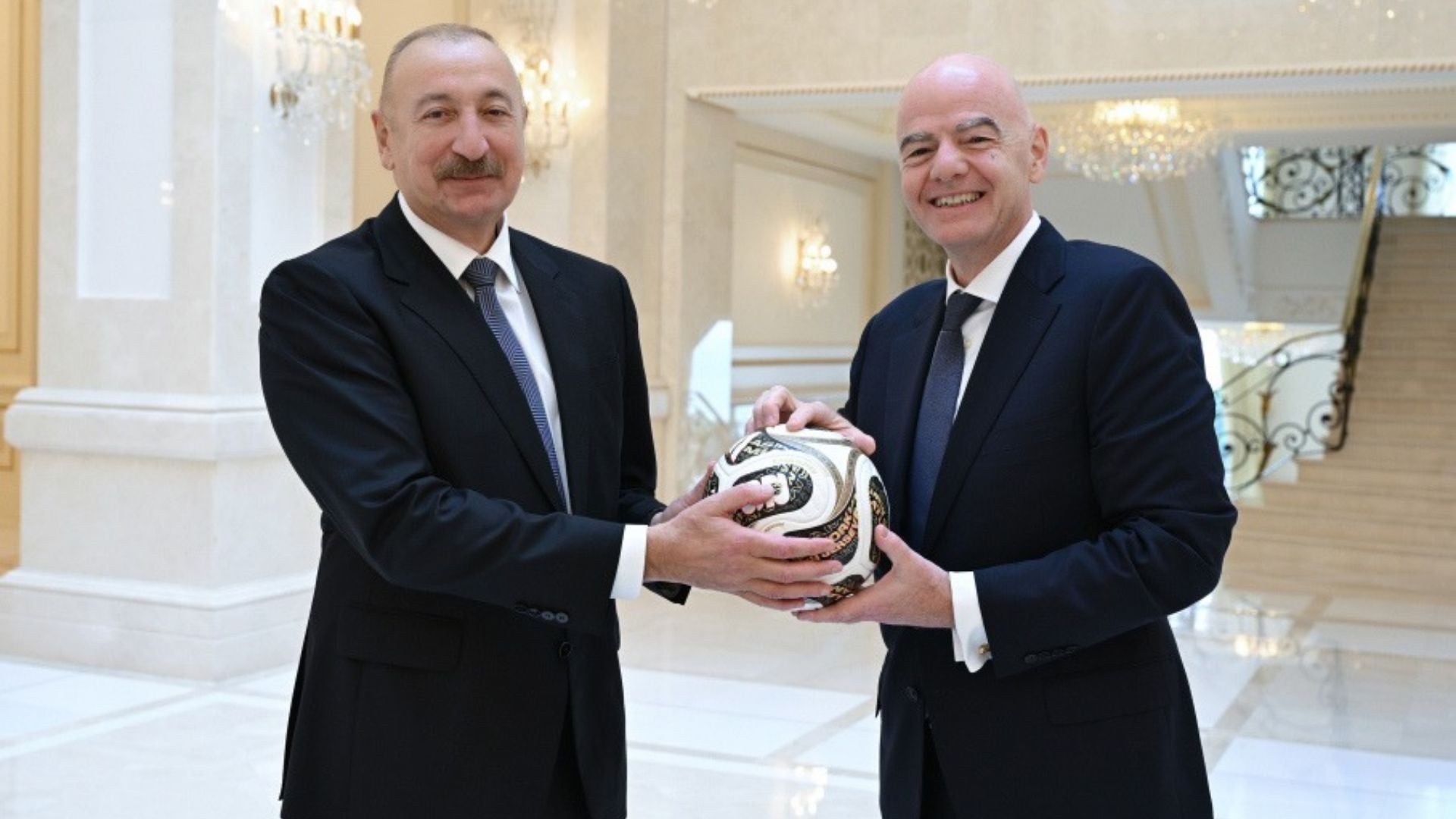 El presidente de la FIFA, Gianni Infantino, fue recibido este martes en Azerbaiyán por el presidente del país caucásico, Ilham Aliyev-Foto: EFE
