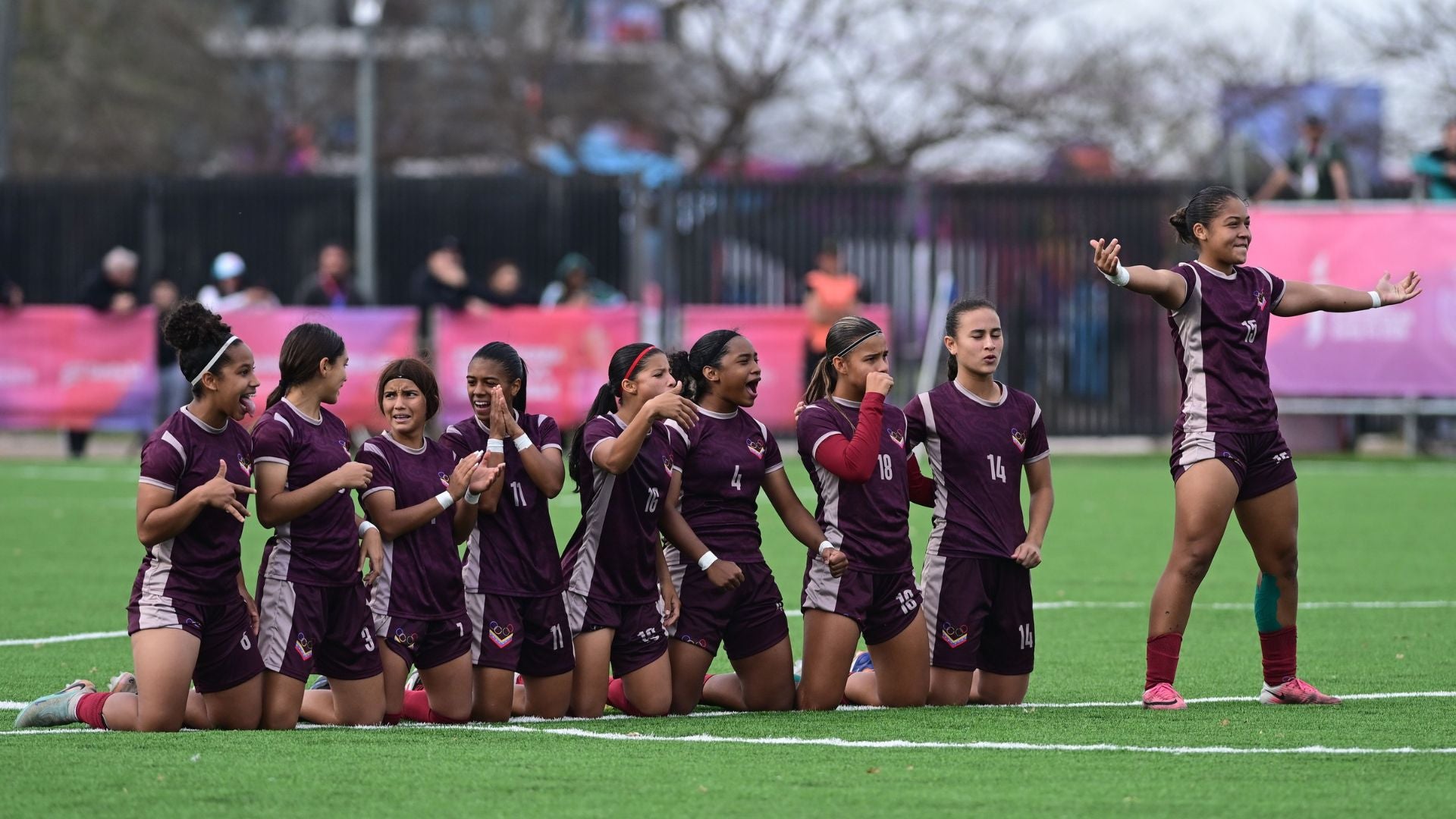 Jugadoras de Venezuela reaccionan durante la serie de penaltis ante Chile en los Juegos Suramericanos Santa Fe 2026, en Rosario (Argentina) - Foto de referencia: EFE