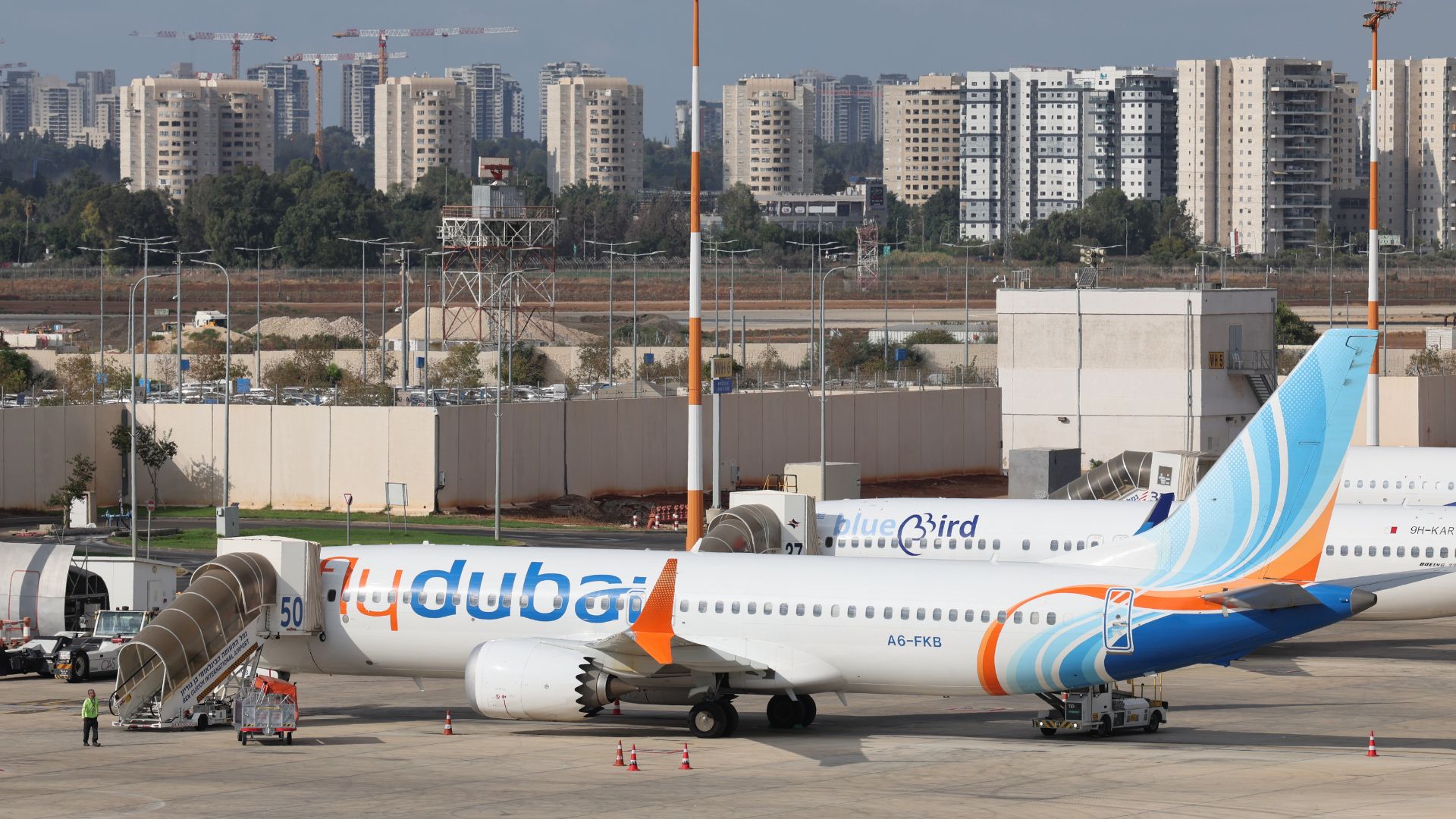 Ministro israelí afirma que "terrorista" intentó estrellar un vuelo de Flydubai - EFE