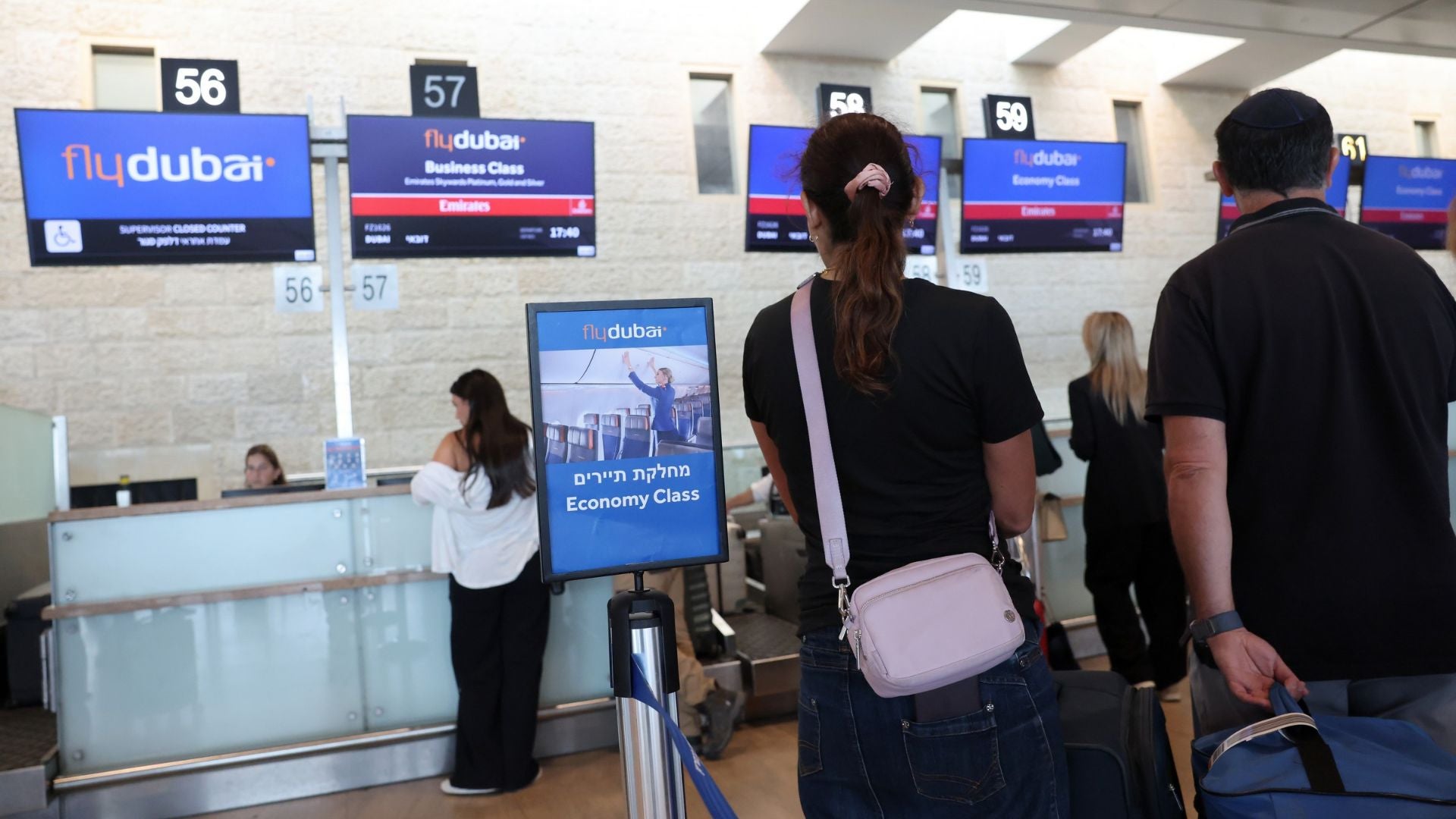 Pasajeros hacen fila en los mostradores de facturación de Flydubai -Foto: EFE