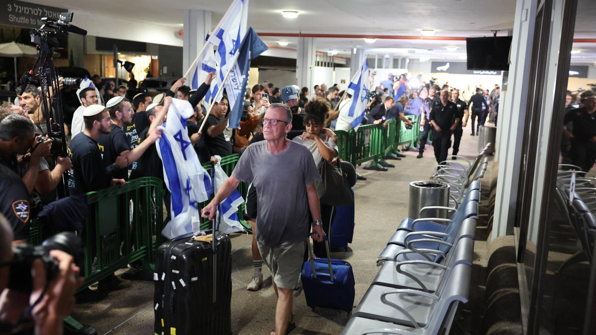 Pasajeros son recibidos en Tel Aviv - Foto: EFE