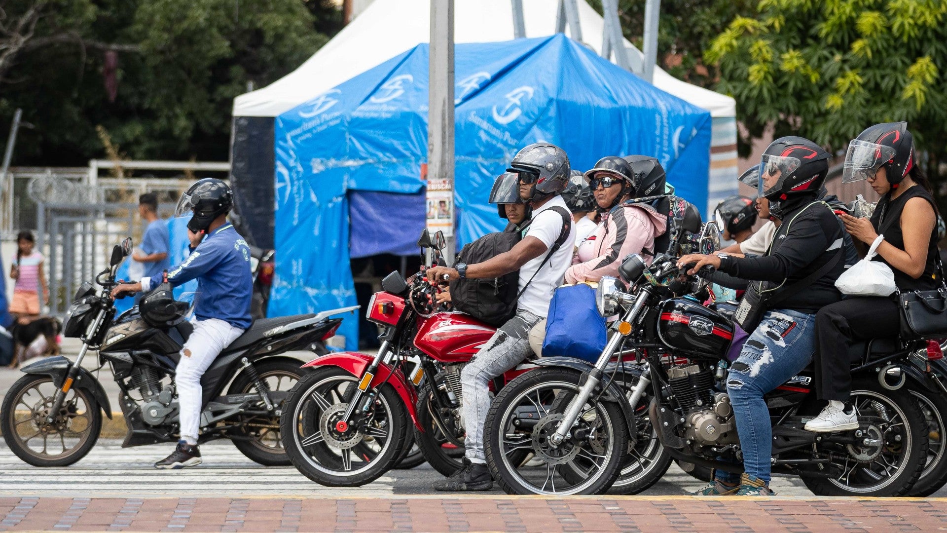 Personas transitan en moto en Caracas (Venezuela) - Foto de referencia: EFE