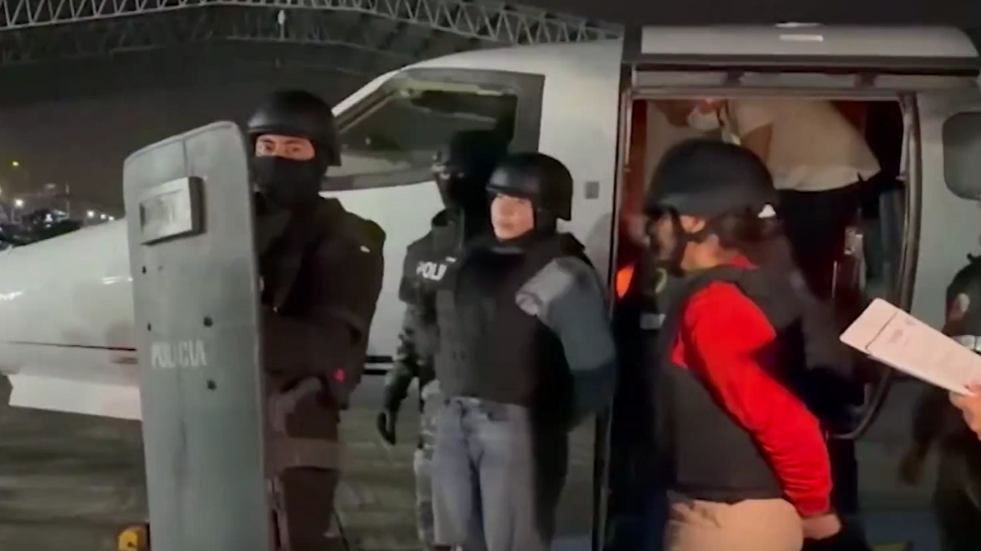 Gobierno de Colombia extraditó a Ecuador a esposa e hija dealias “Fito” - Foto: captura video