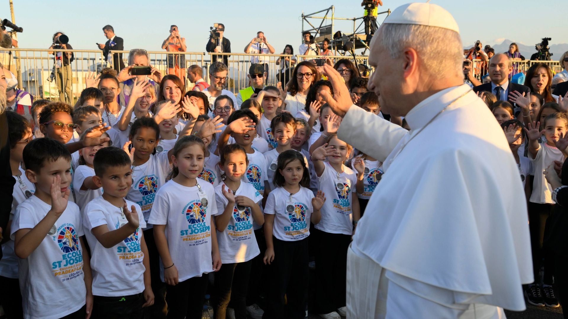 Papa León XIV saludando a un grupo de niños - Foto de referencia: EFE