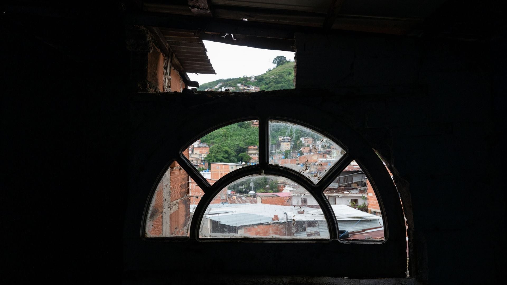 Foto de una vivienda en una zona popular en Venezuela sin luz - EFE