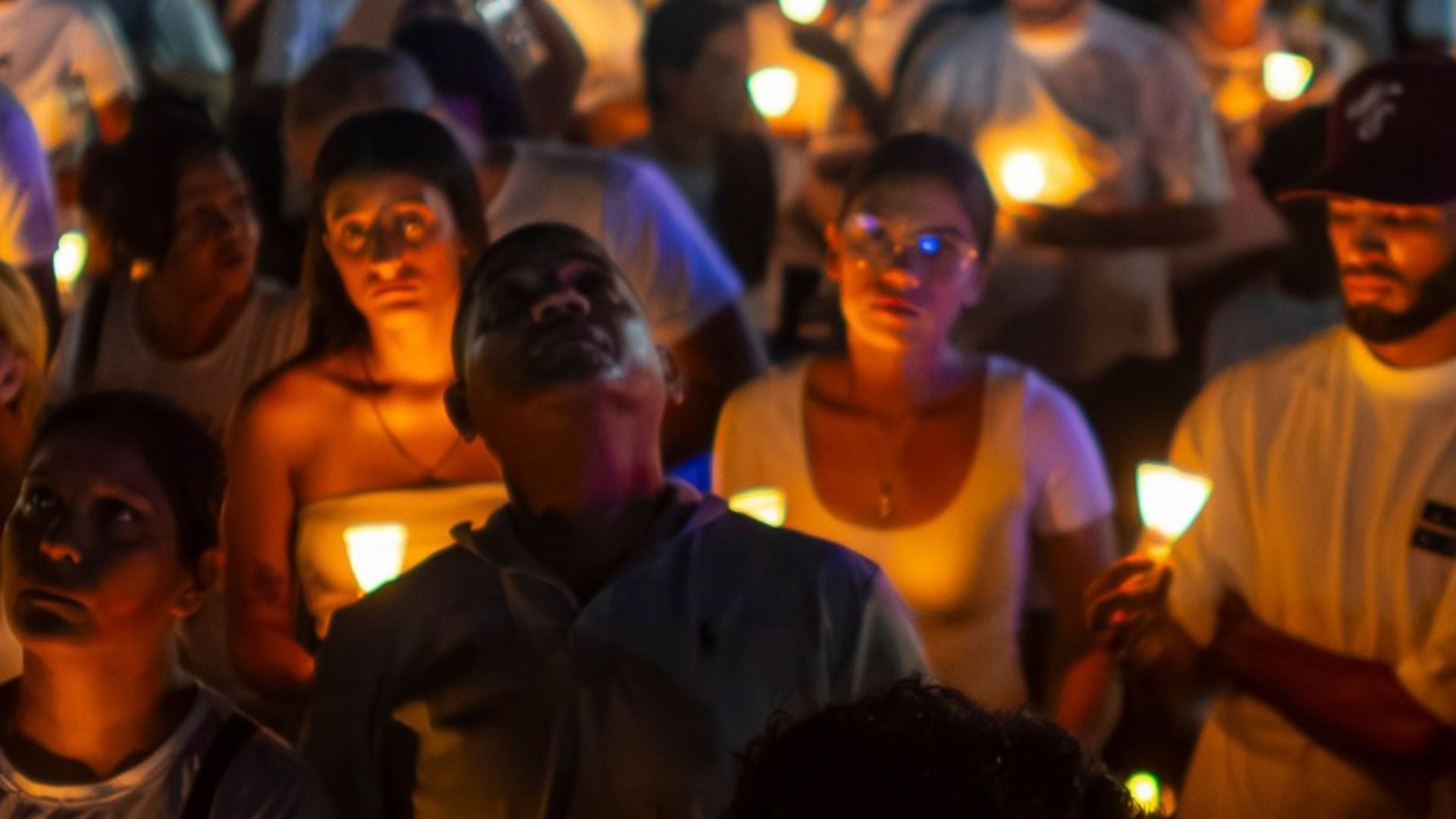 Personas participan en un homenaje por las víctimas de los terremotos que dejaron más de 6.500 muertos en Venezuela - Foto: EFE
