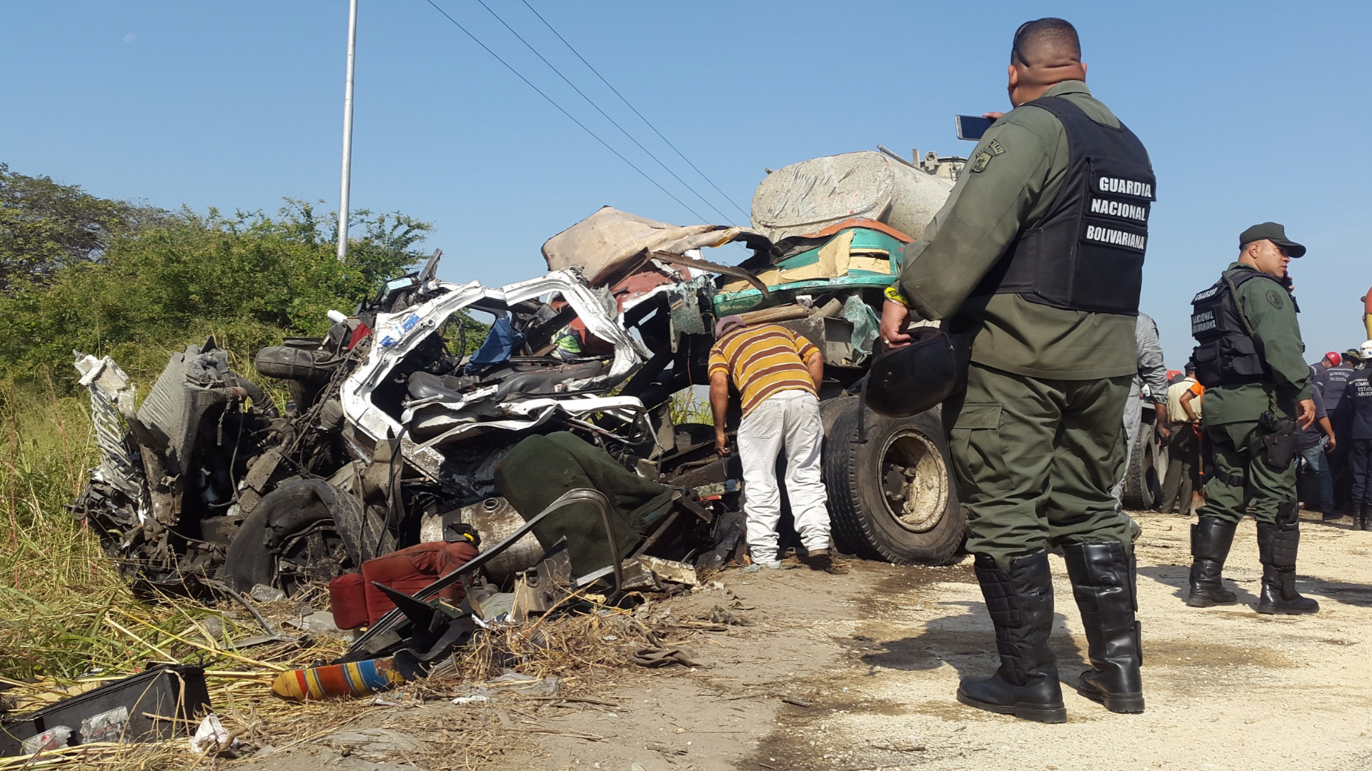 Miembros de la GNB y Bomberos del estado Carabobo trabajan en un accidente de tránsito - Foto de referencia: EFE