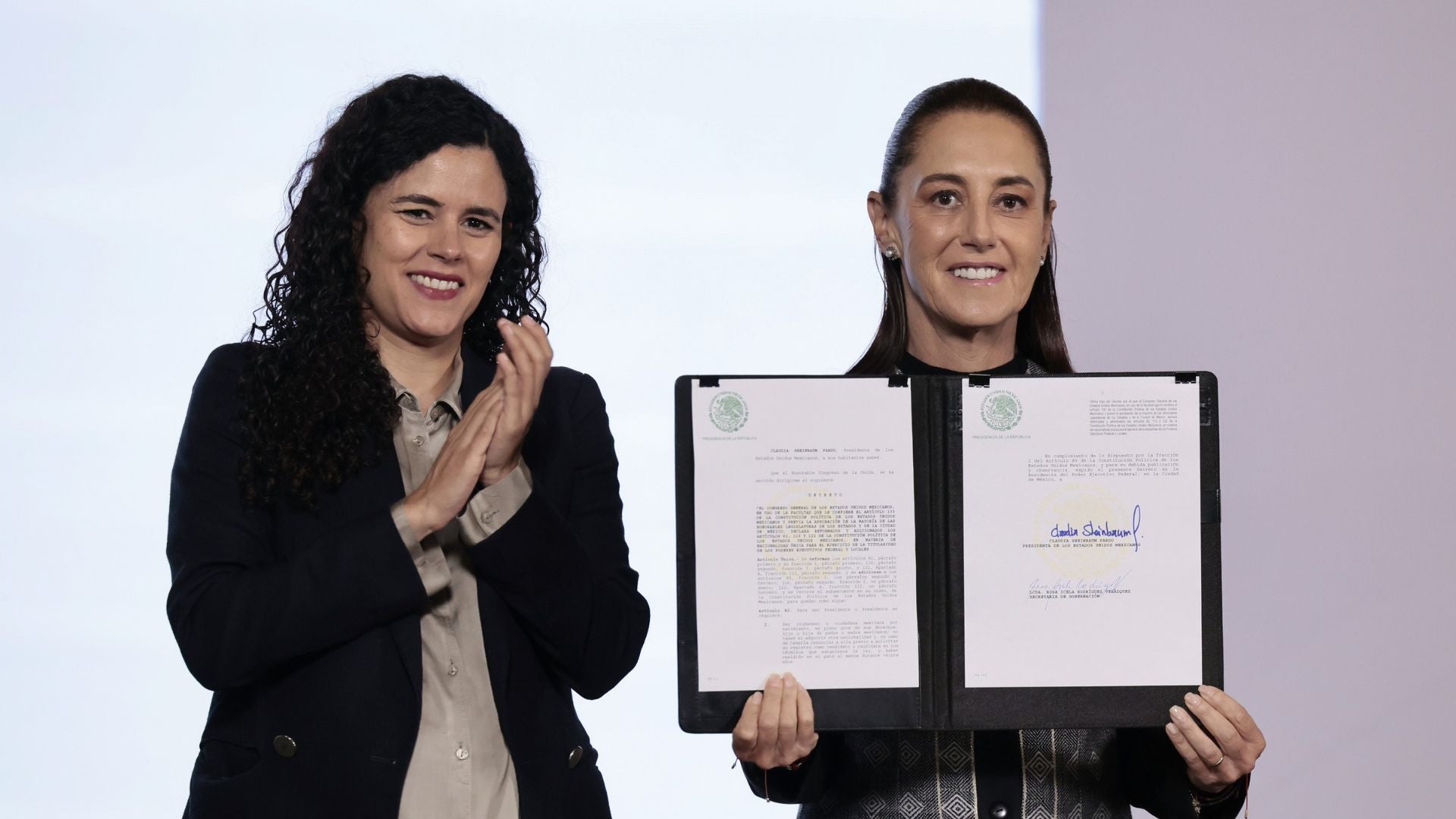 La presidenta de México, Claudia Sheinbaum y la consejera jurídica de la Presidencia-Foto: EFE