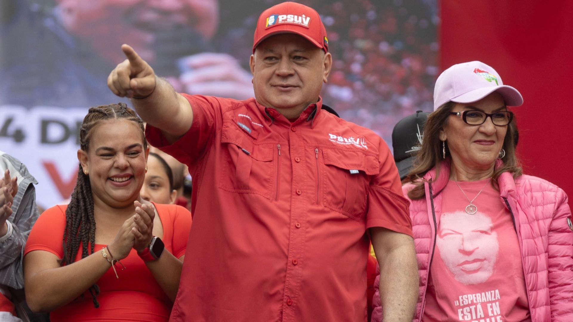 Diosdado Cabello, integrante de la dictadura venezolana, junto a colaboradores del chavismo - Foto: EFE