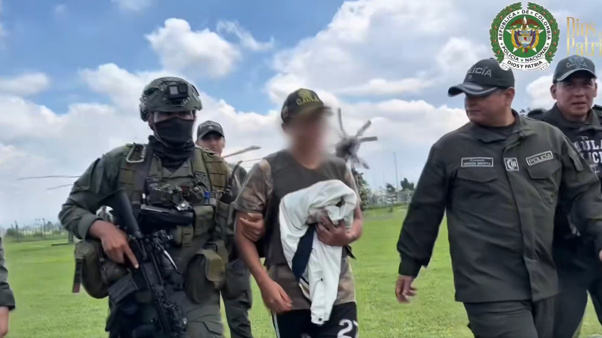 Rescate de un menor en Cauca | Foto video X: @PoliciaColombia